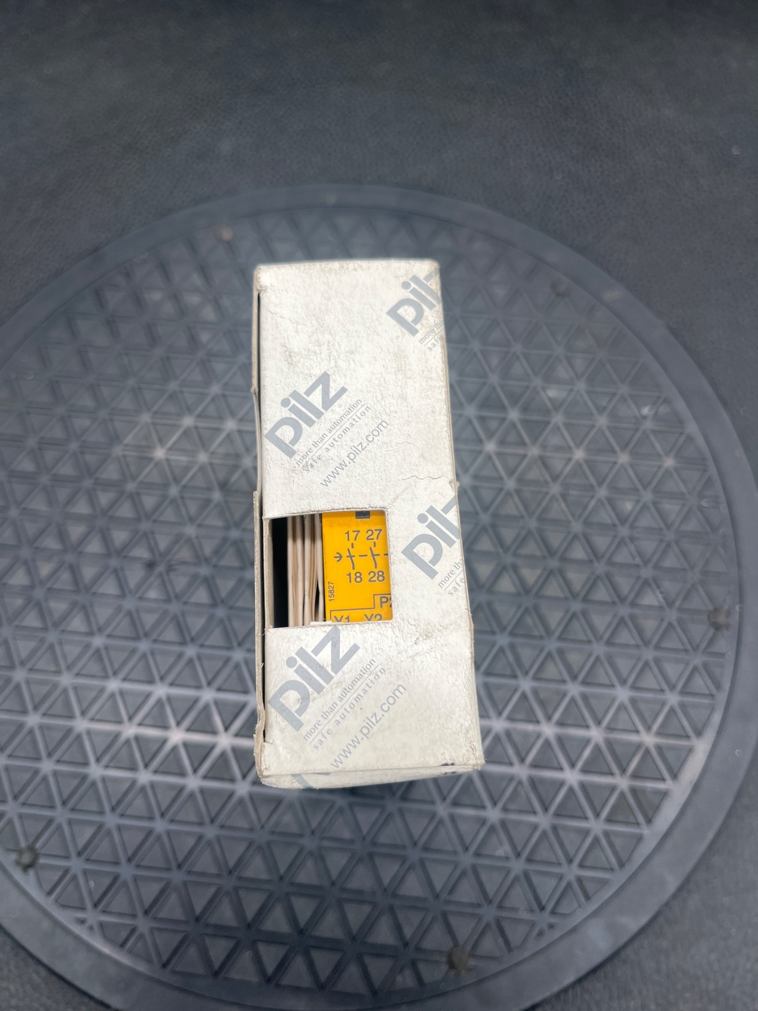 PILZ PZE X4VP Safety Relay 3/24VDC 777583 NEW 4