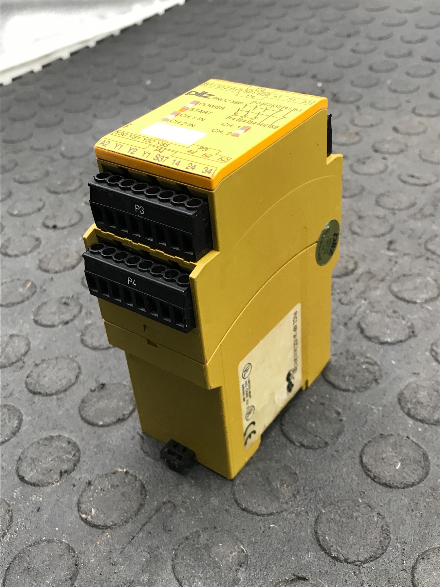 PILZ PNOZ X8P 24 VDC Safety Relay 777760 USED 1