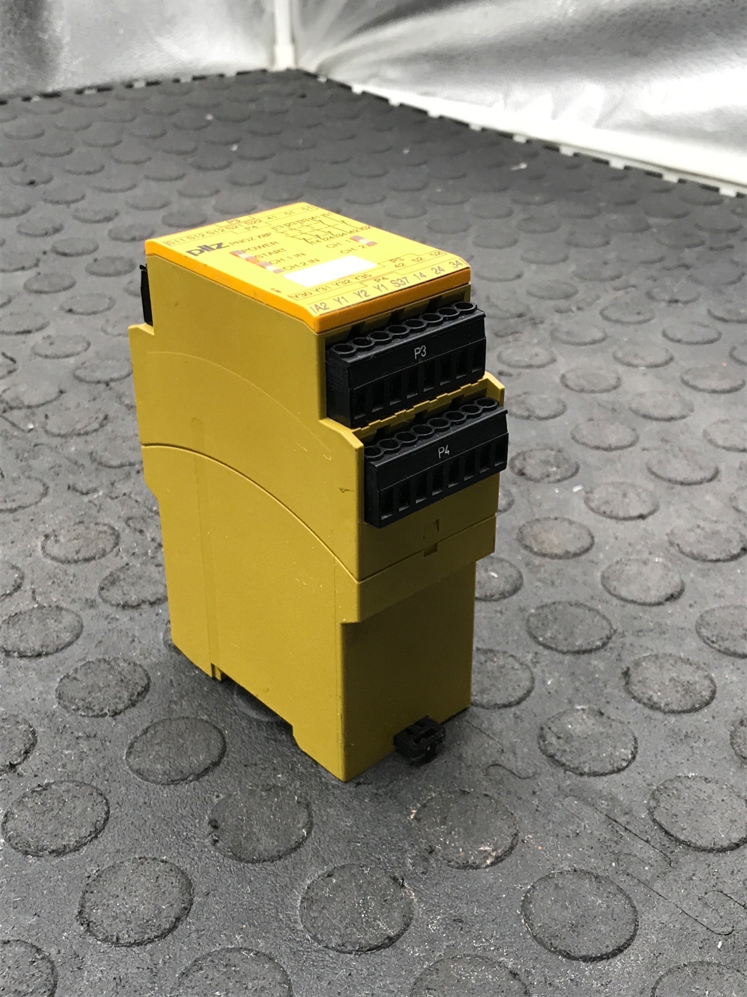 PILZ PNOZ X8P 24 VDC Safety Relay 777760 USED 2