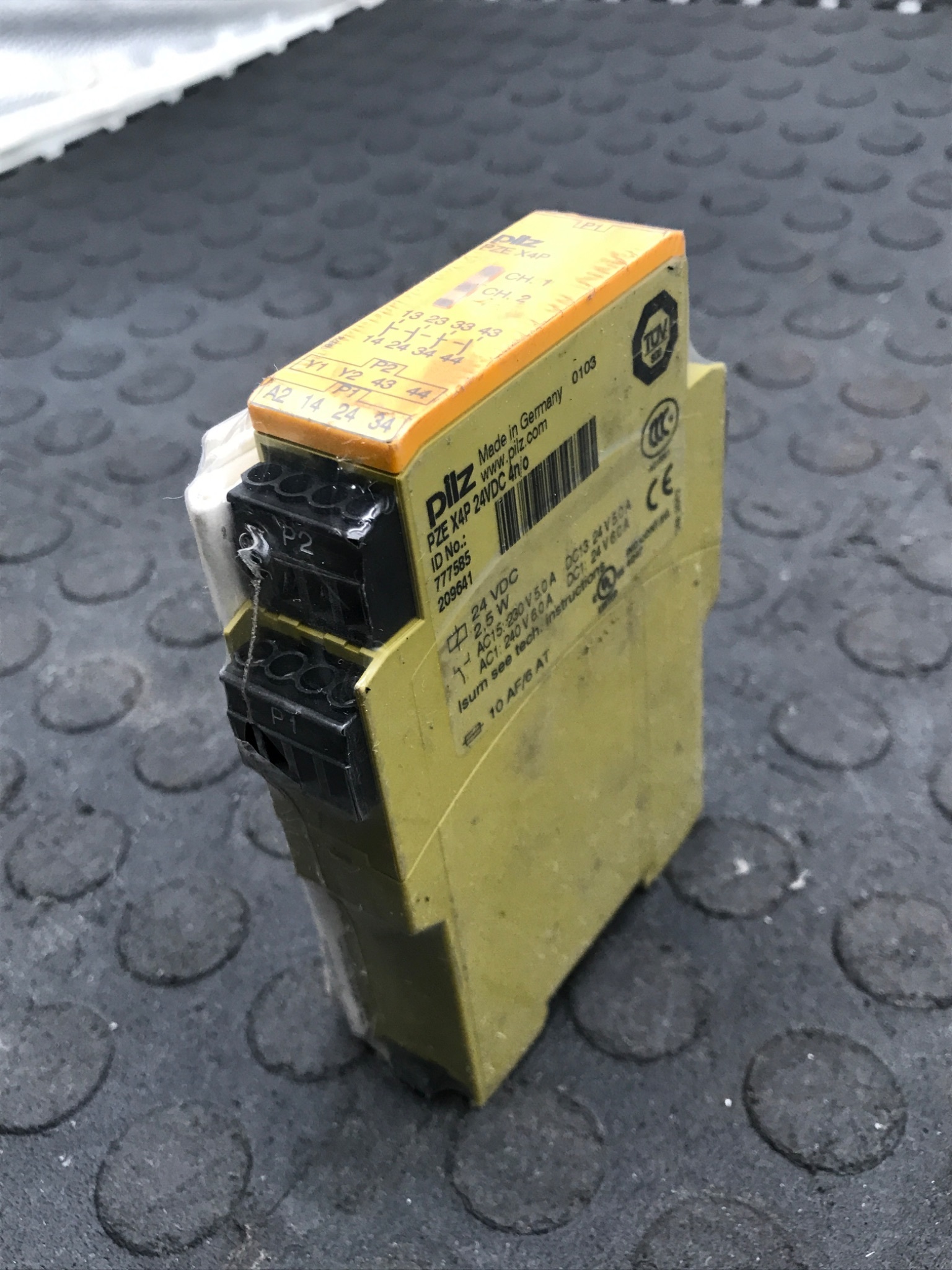 PILZ PZE‑X4P‑24VDC Safety Relay 777585 NEW 0