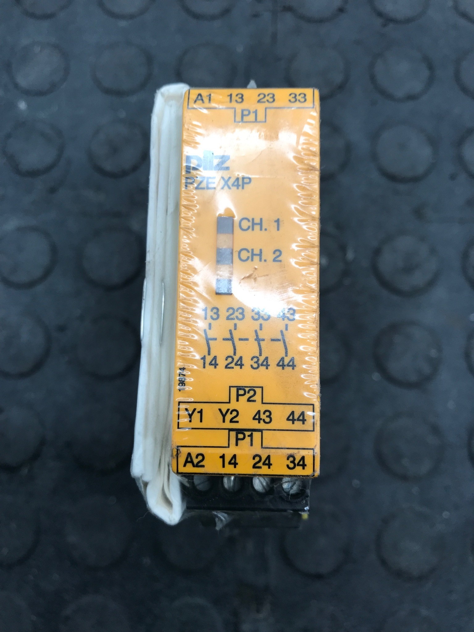 PILZ PZE‑X4P‑24VDC Safety Relay 777585 NEW 1