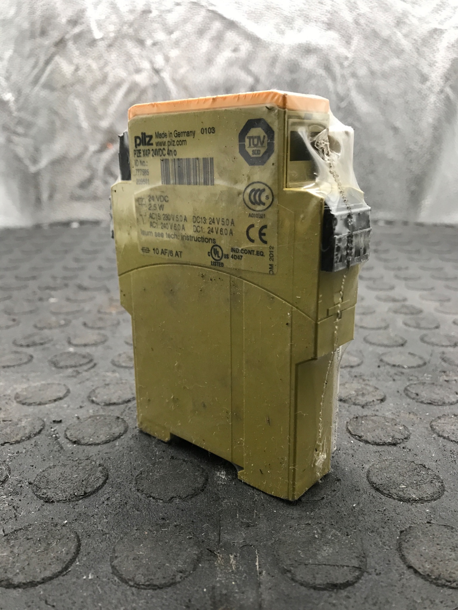 PILZ PZE‑X4P‑24VDC Safety Relay 777585 NEW 2