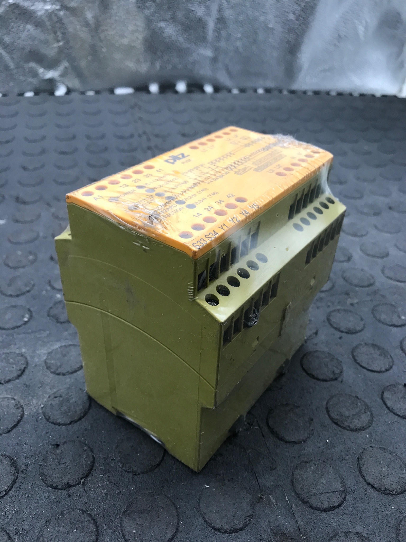 PILZ PU3Z Safety Control Power Supply / Safety Power Monitoring Unit 775505 NEW 1