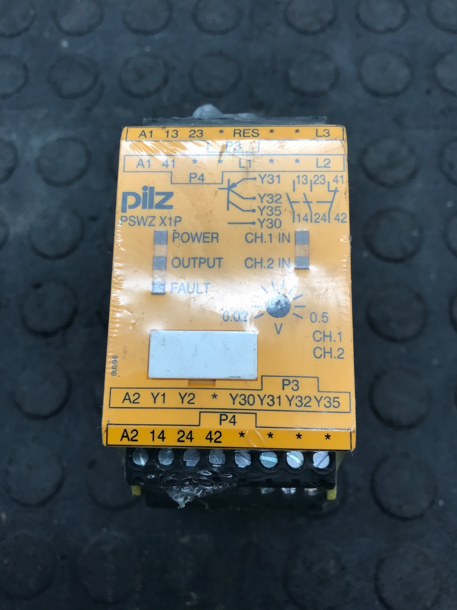 PILZ PSWZ X1P Safety Relay 24–240VAC/DC 777949 NEW 1