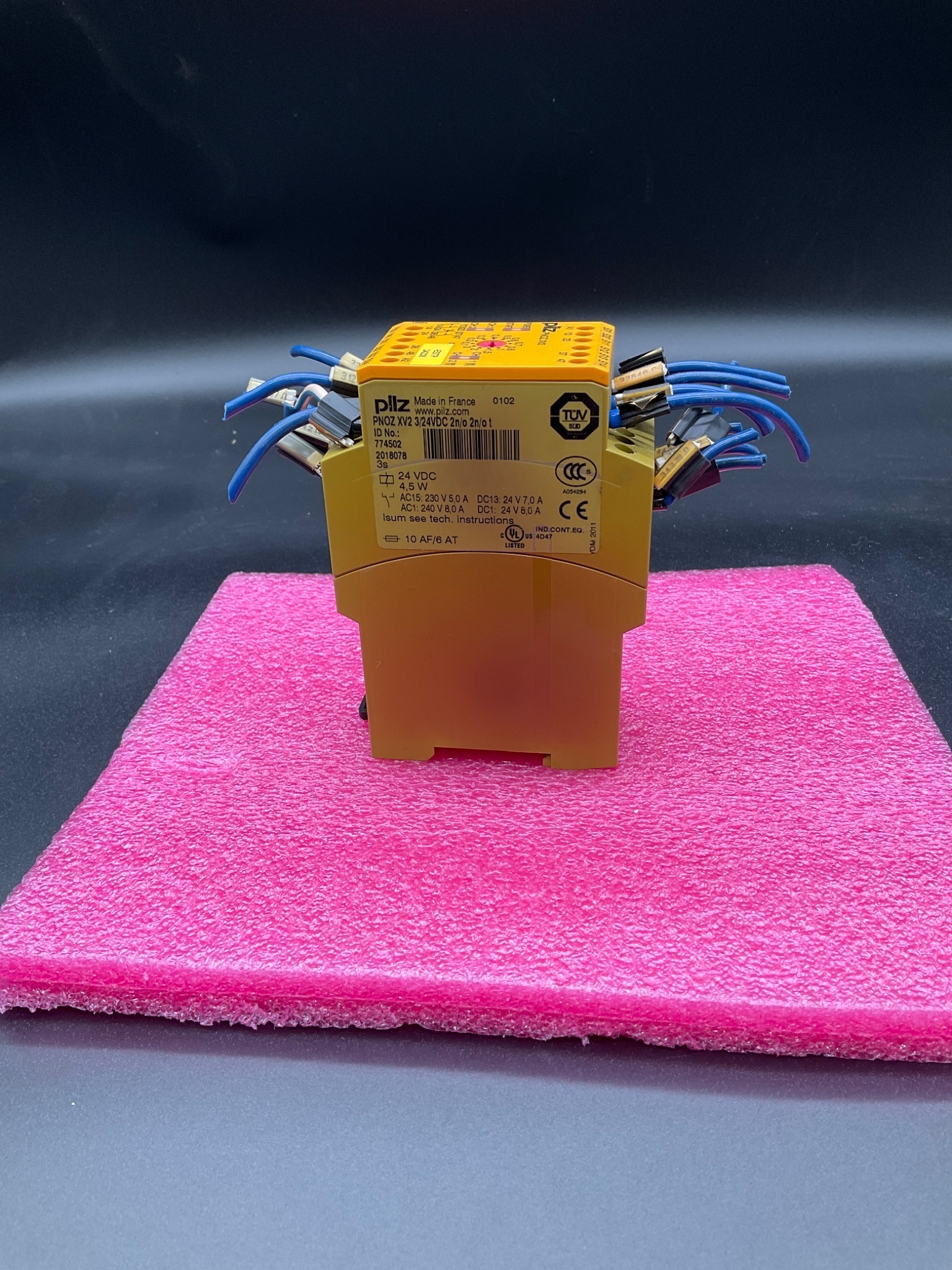 PILZ PNOZ XV2 Safety Relay 24VDC 2NO 2NO T 774502 USED 1