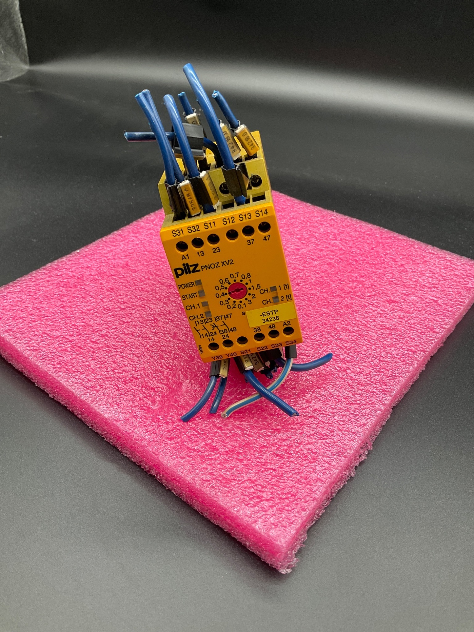 PILZ PNOZ XV2 Safety Relay 24VDC 2NO 2NO T 774502 USED 3