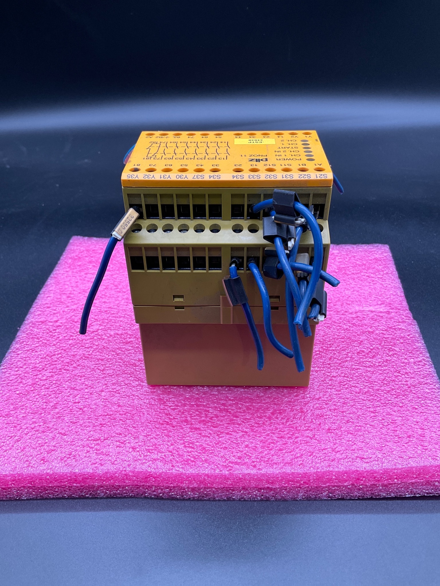 PILZ PNOZ 11 Safety Relay 24VAC/24VDC 7NO 1NC 774080 USED 4