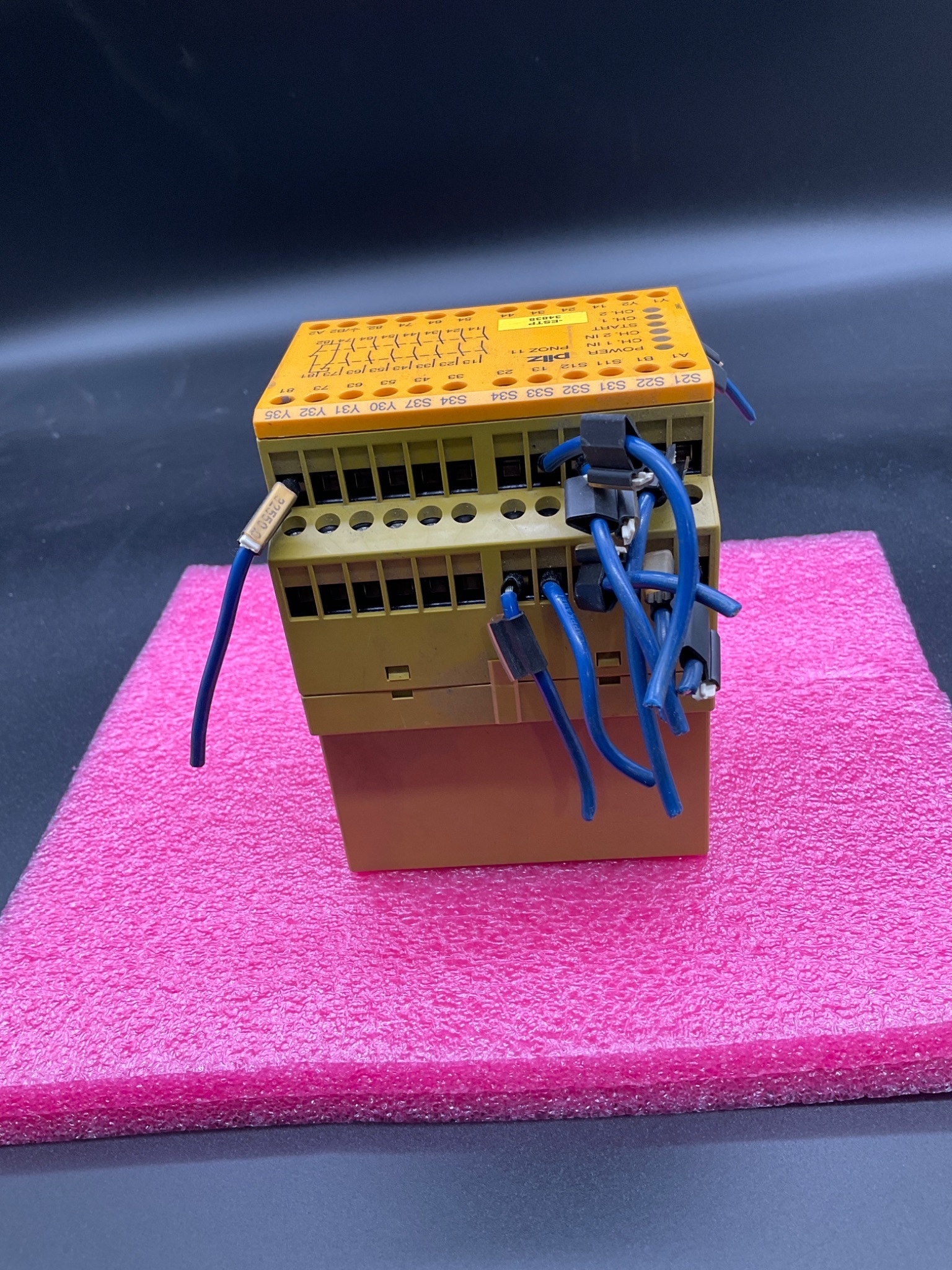 PILZ PNOZ 11 Safety Relay 24VAC/24VDC 7NO 1NC 774080 USED 5