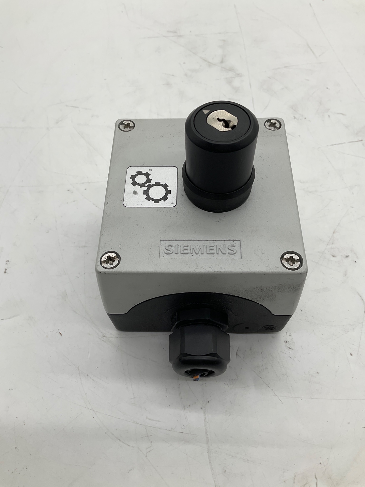Siemens 3SU1851-0AF00-4NB1 SIRIUS ACT Key-Operated Selector Enclosure USED 0