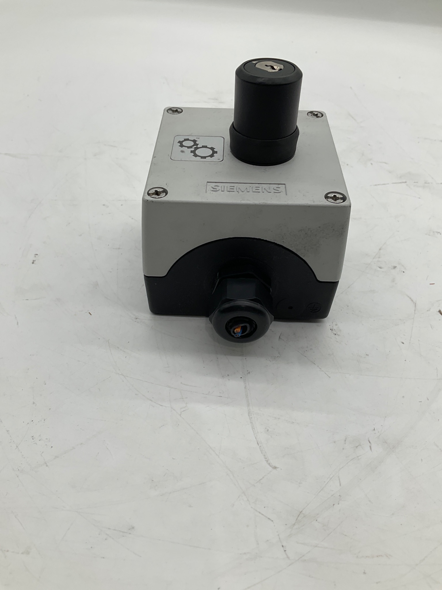 Siemens 3SU1851-0AF00-4NB1 SIRIUS ACT Key-Operated Selector Enclosure USED 1