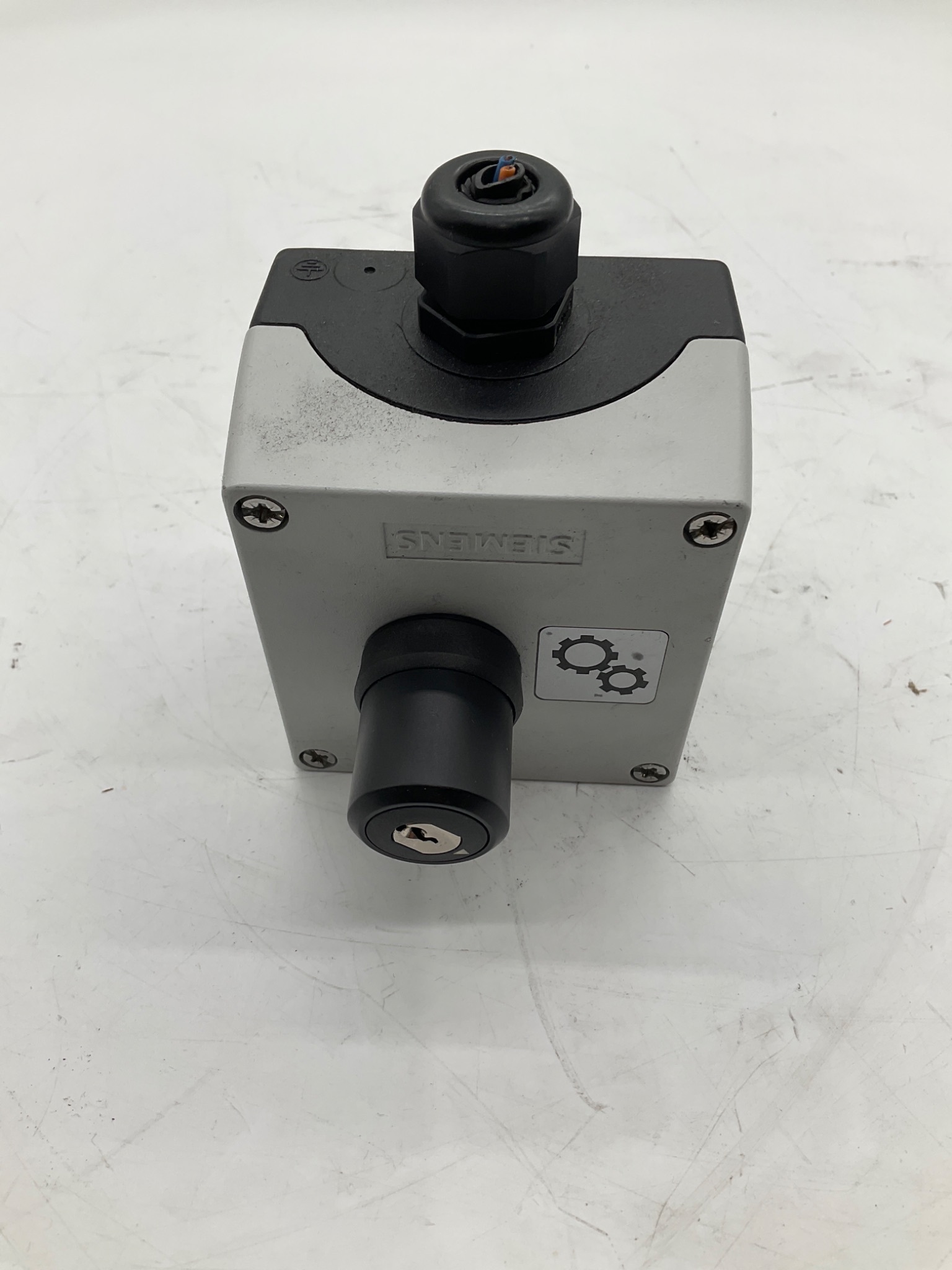 Siemens 3SU1851-0AF00-4NB1 SIRIUS ACT Key-Operated Selector Enclosure USED 4
