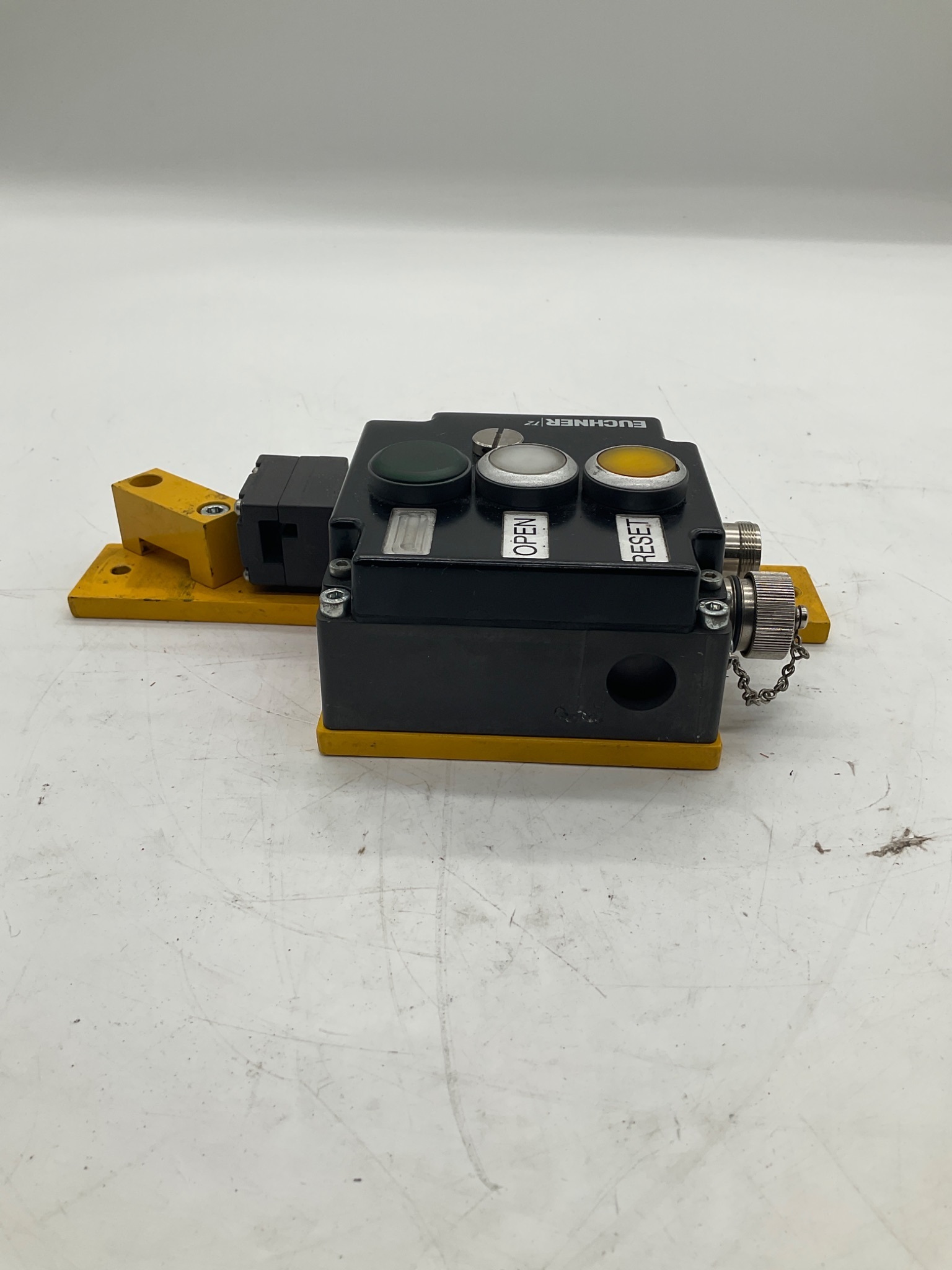EUCHNER TZ1RE024C18VAB-C2189 Safety Switch With Guard Locking 24VDC USED 1