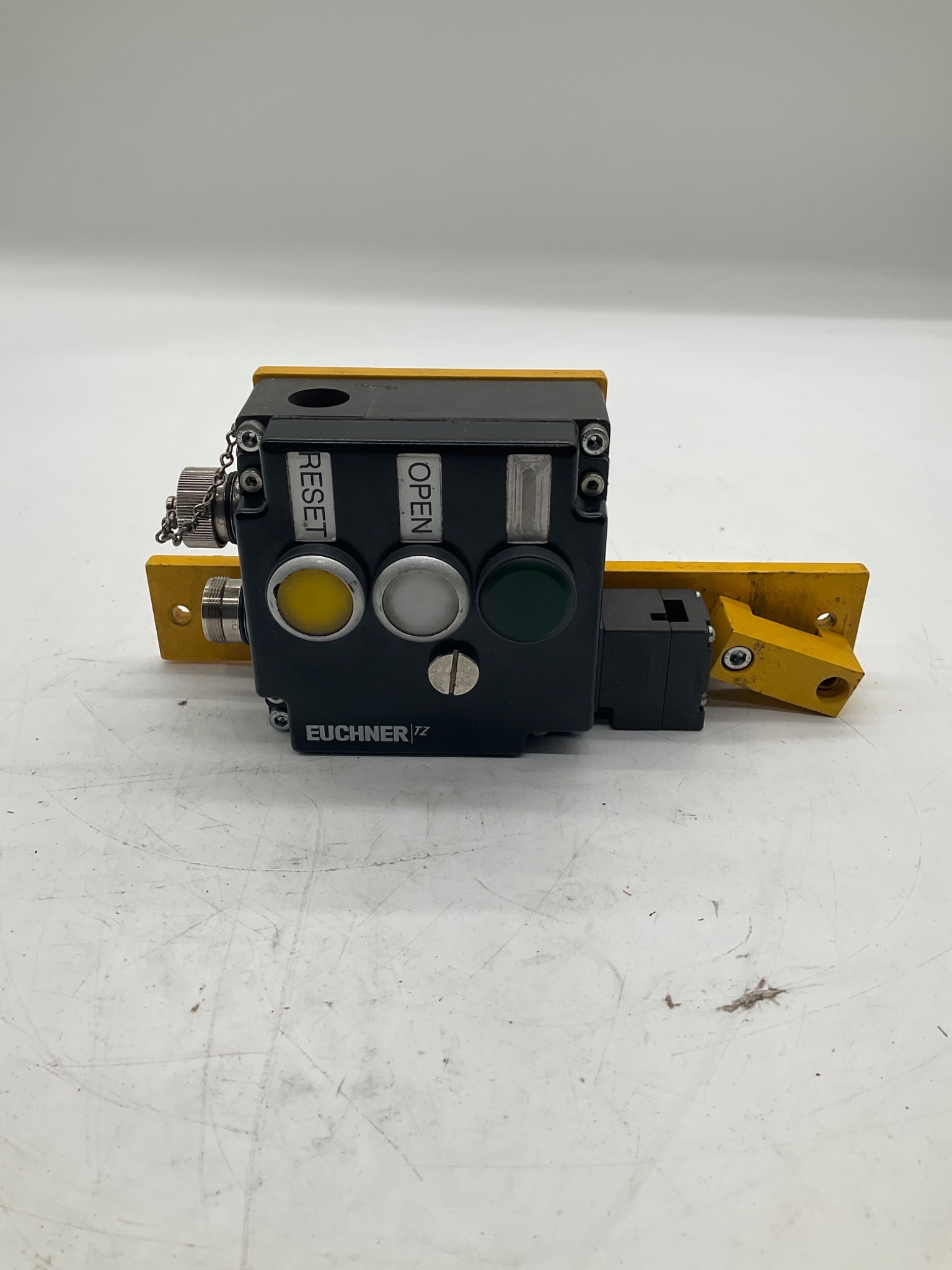 EUCHNER TZ1RE024C18VAB-C2189 Safety Switch With Guard Locking 24VDC USED 2