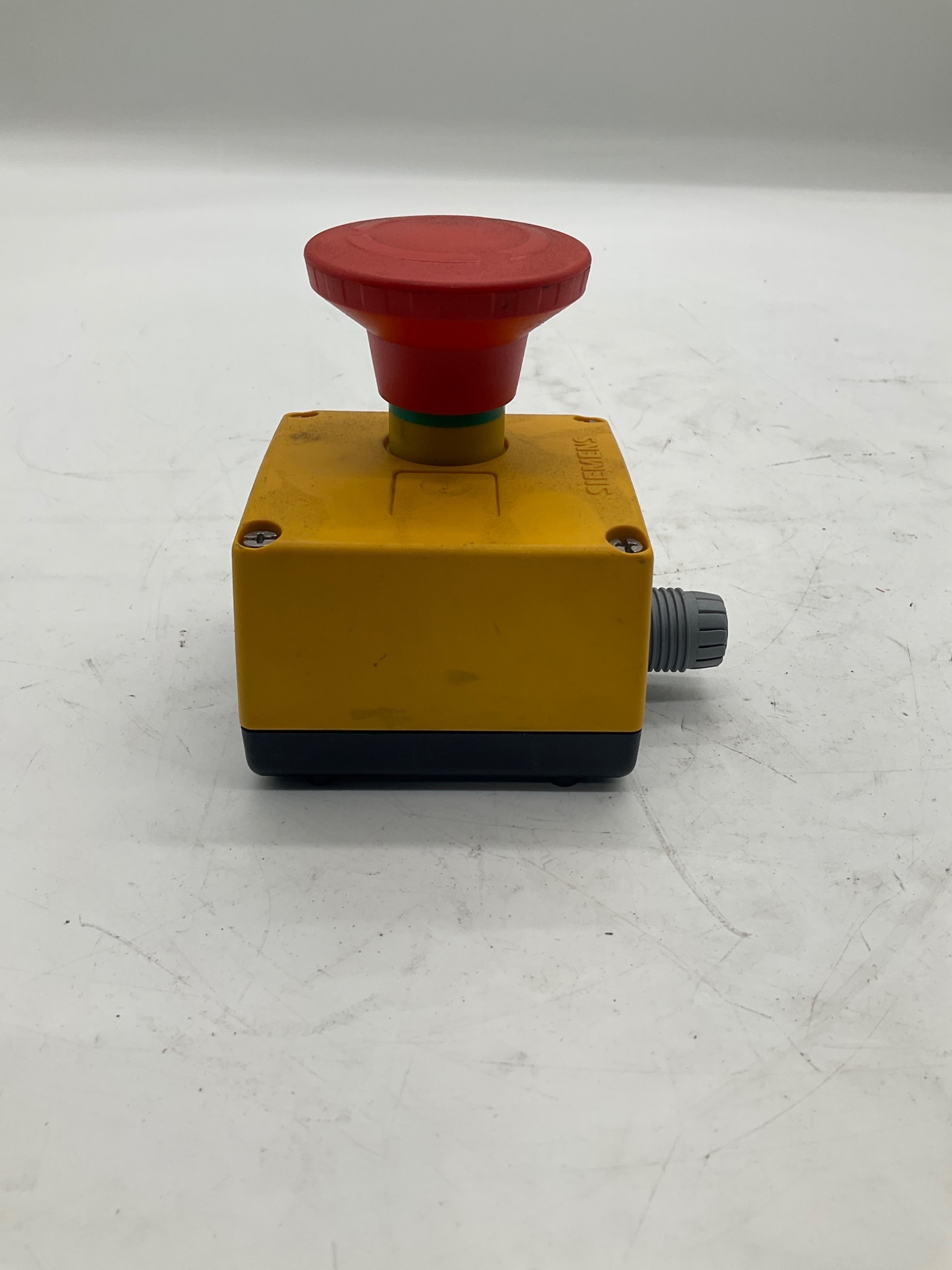 Siemens 3SB38 Enclosed Emergency Stop Pushbutton Station USED 0