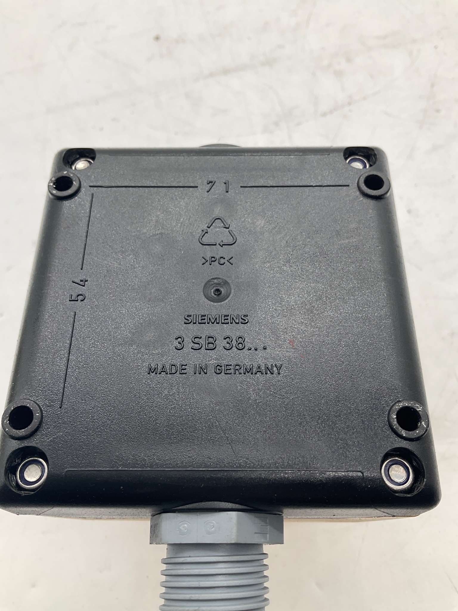 Siemens 3SB38 Enclosed Emergency Stop Pushbutton Station USED 3
