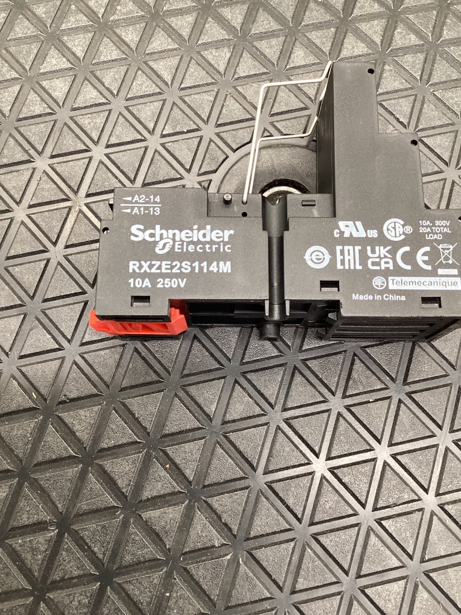 SCHNEIDER ELECTRIC RXZE2S114M 14-Pin Relay Socket 10A 250V NEW 2