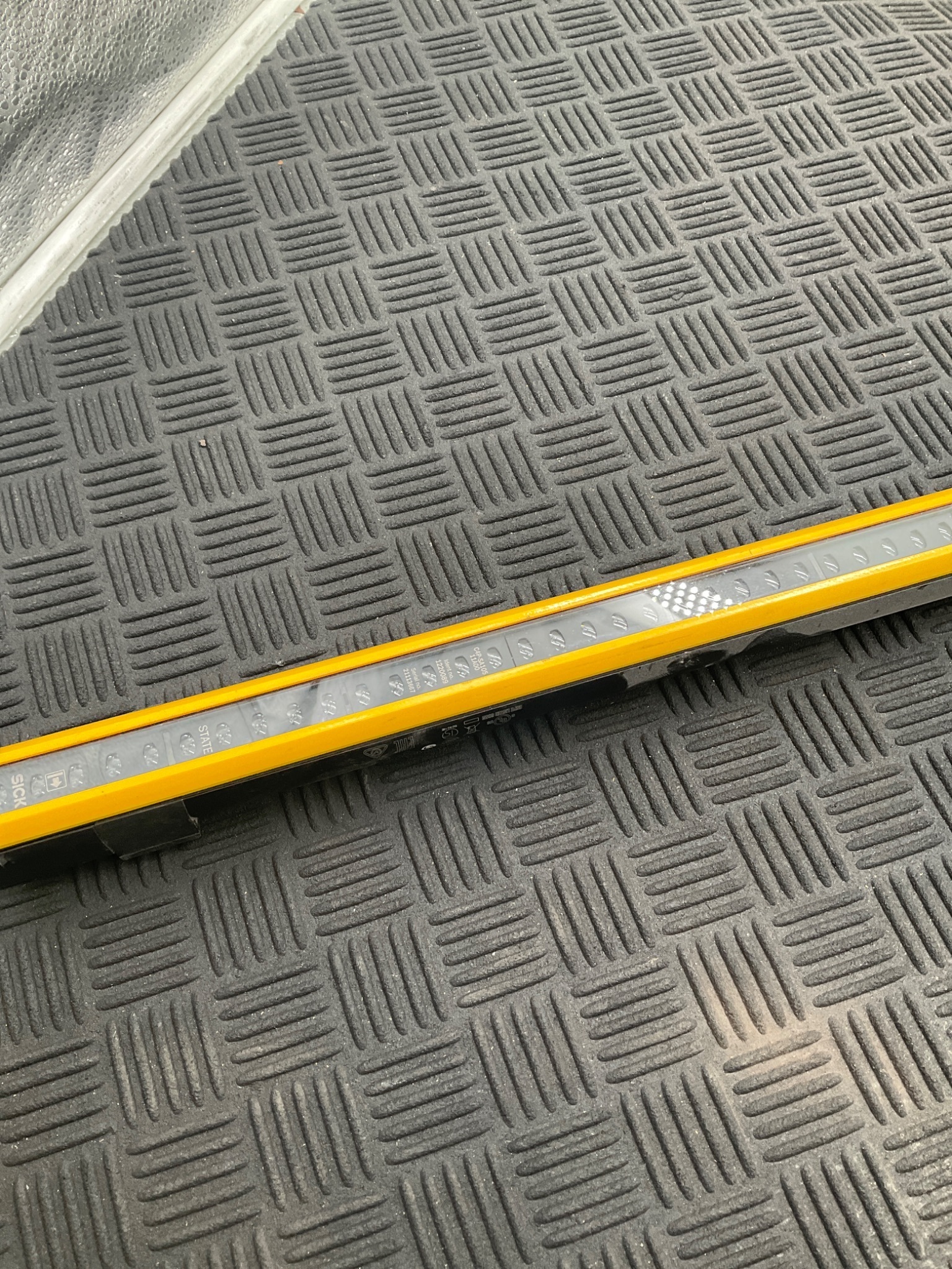 SICK 1220089 / C4P‑SA10511A00 deTec4 Light Curtain Emitter (1050mm) USED 2