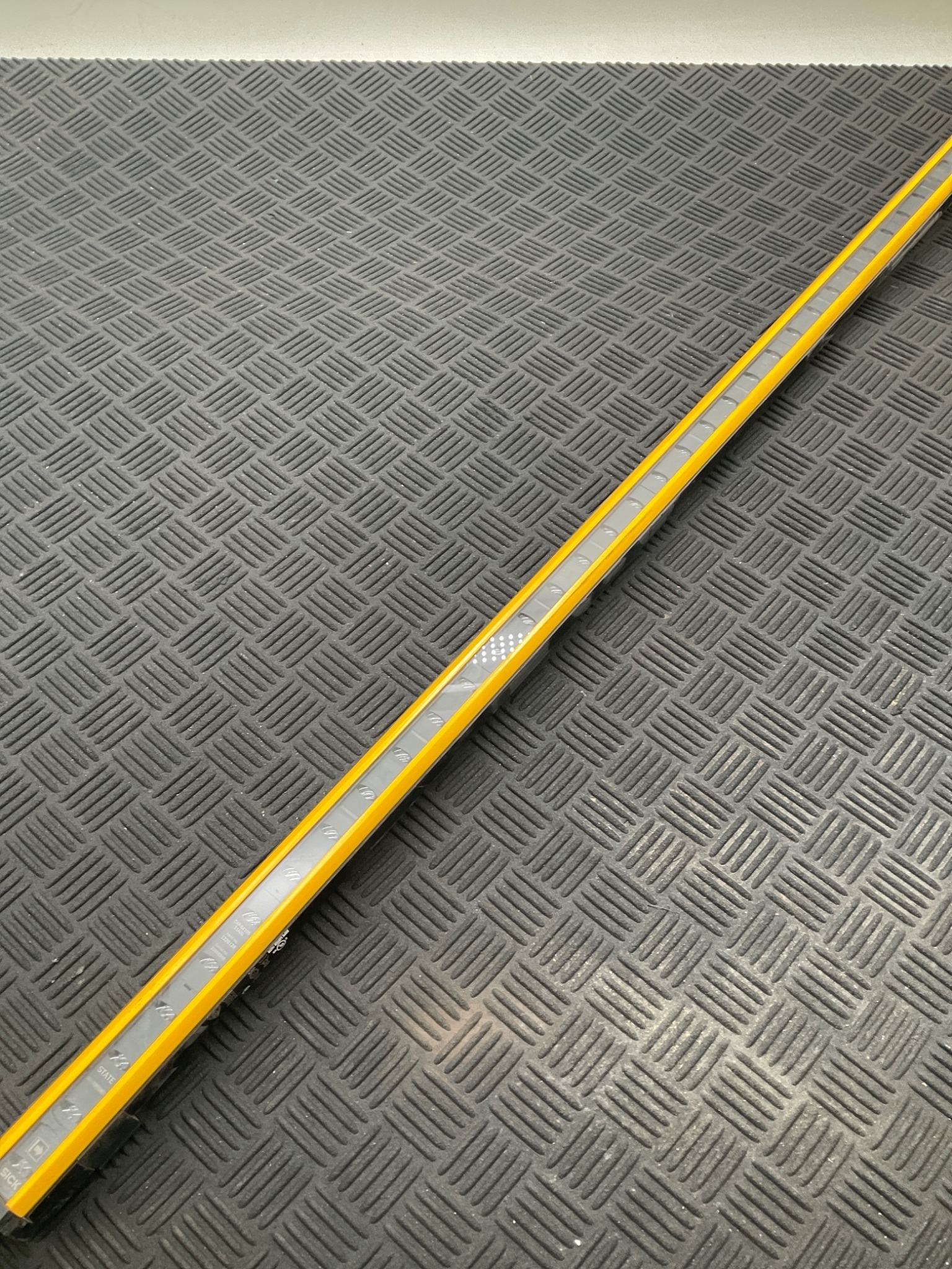 SICK 1220128 / C4P‑SA10531A00 deTec4 Light Curtain Emitter (1050mm) USED 0