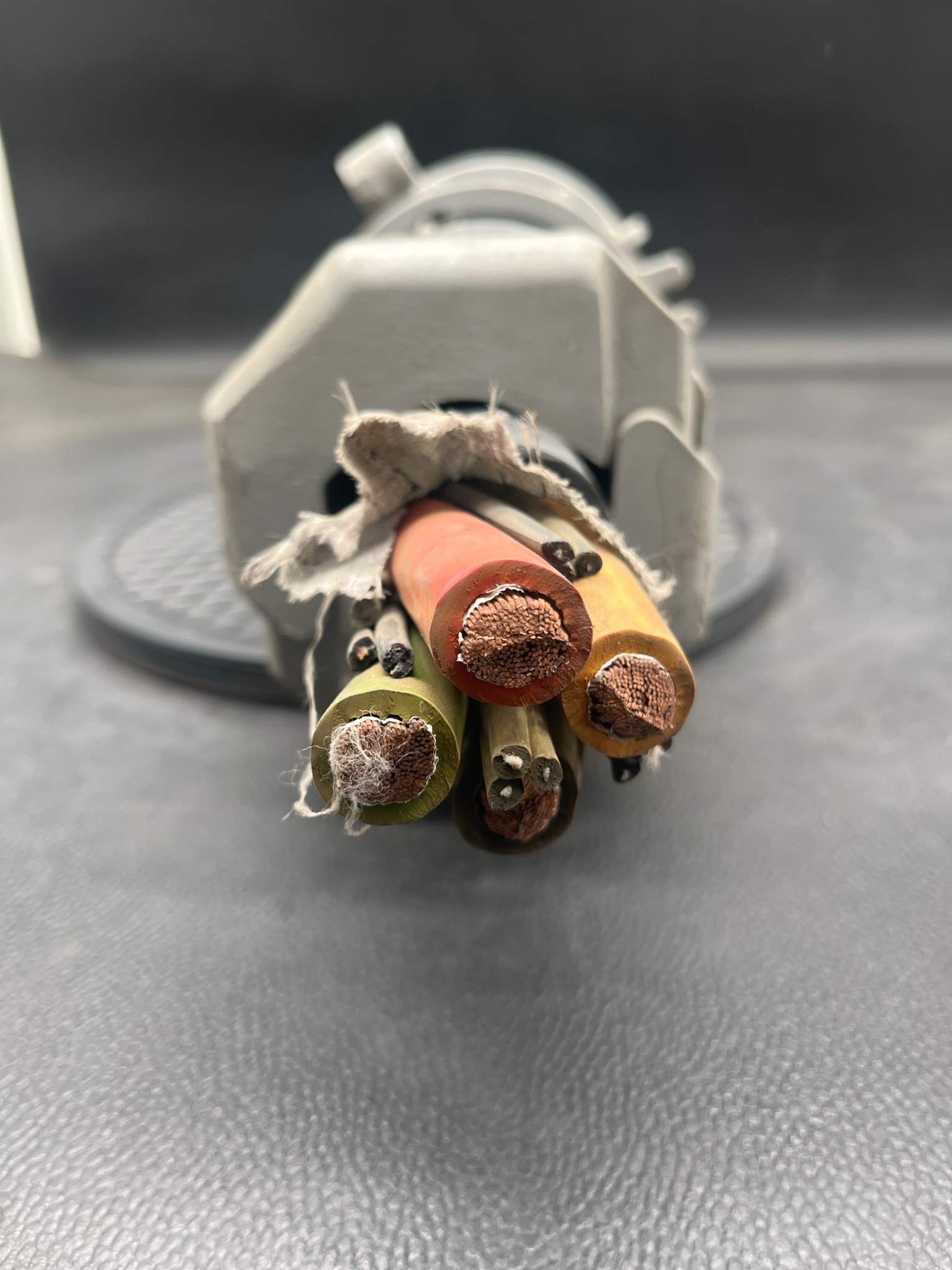 HUBBELL HBL4200RS2W Pin & Sleeve Connector USED 1