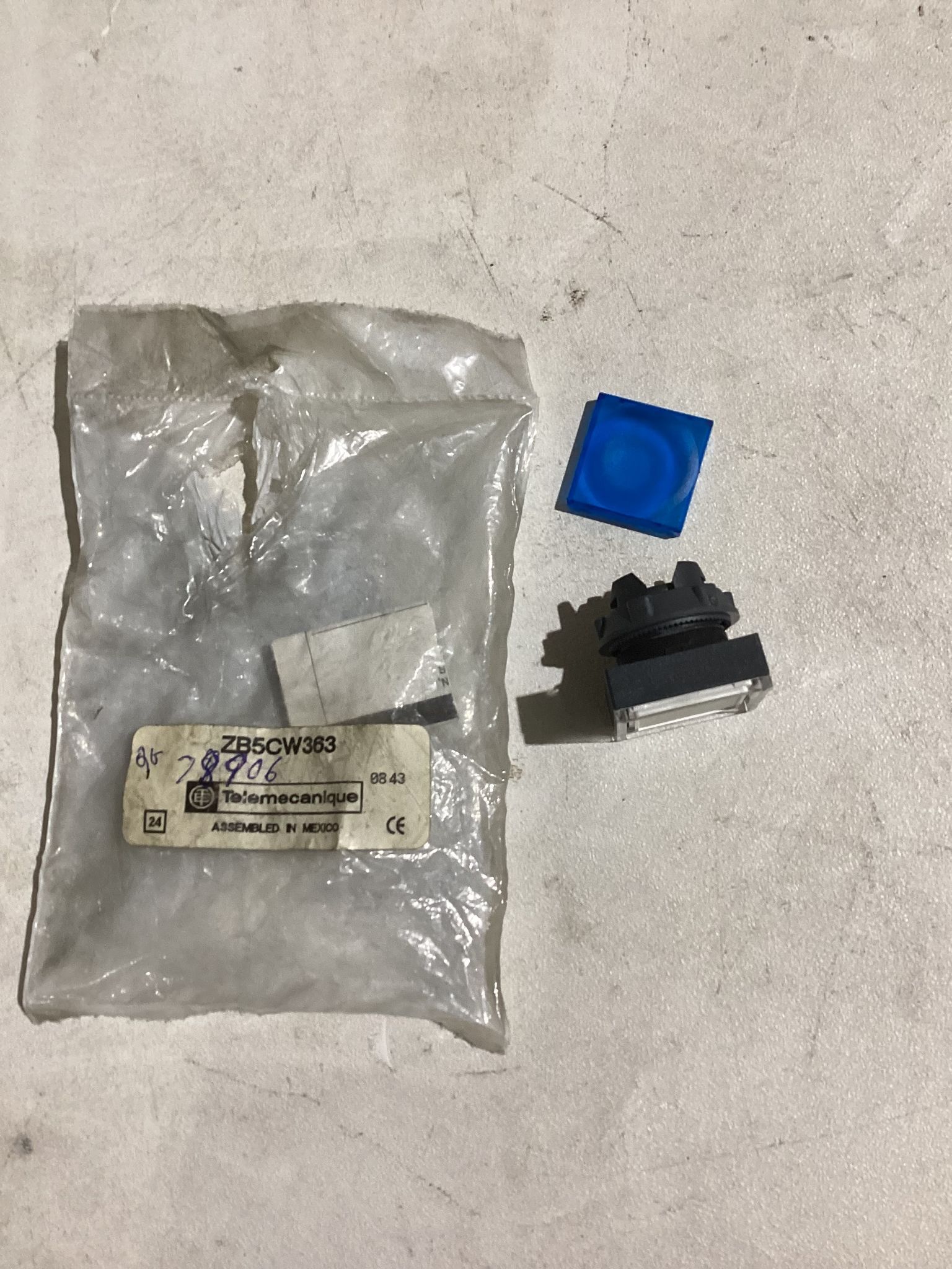 SCHNEIDER ZB5CW363 BLUE ILLUMINATED PUSH BUTTON HEAD 24V LED NEW 0