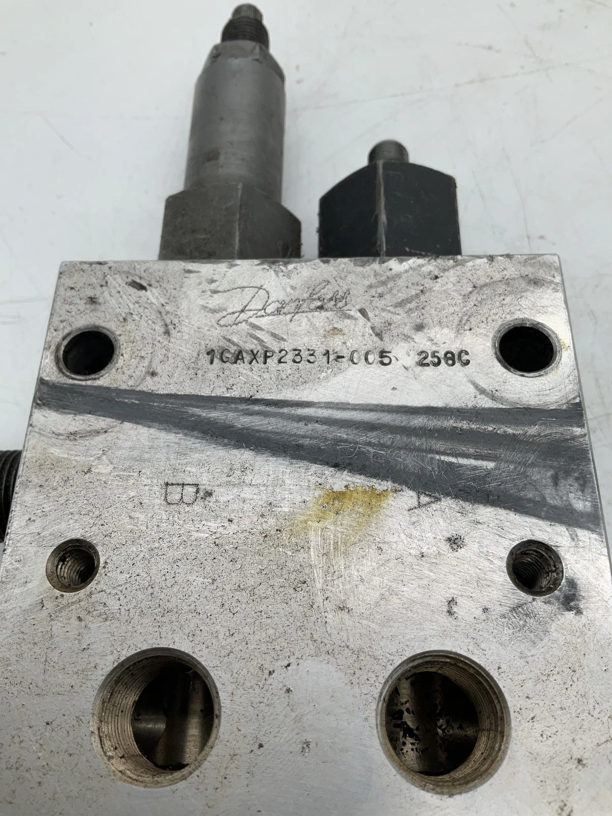 Danfoss 1CAXP2331-005 258C Hydraulic Valve Manifold Block USED - Image 2