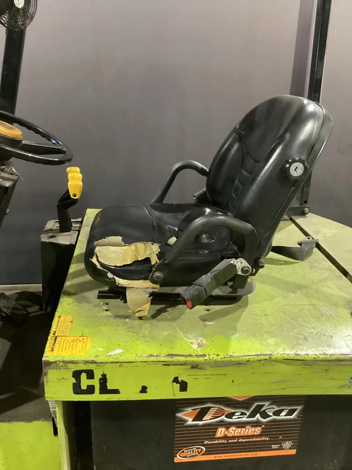 CLARK ECS 25 Electric Forklift With EXIDE ES3-18-950 Charger 4 Ft Forks USED - Image 3