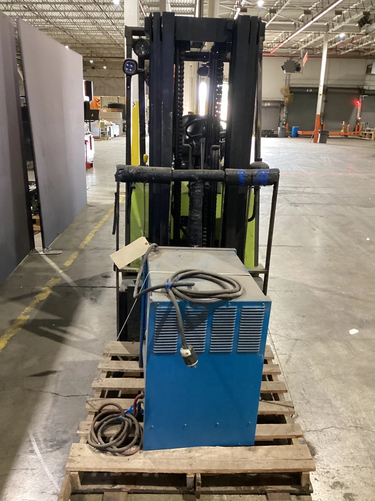 CLARK ECS 25 Electric Forklift With EXIDE ES3-18-950 Charger 4 Ft Forks USED - Image 8