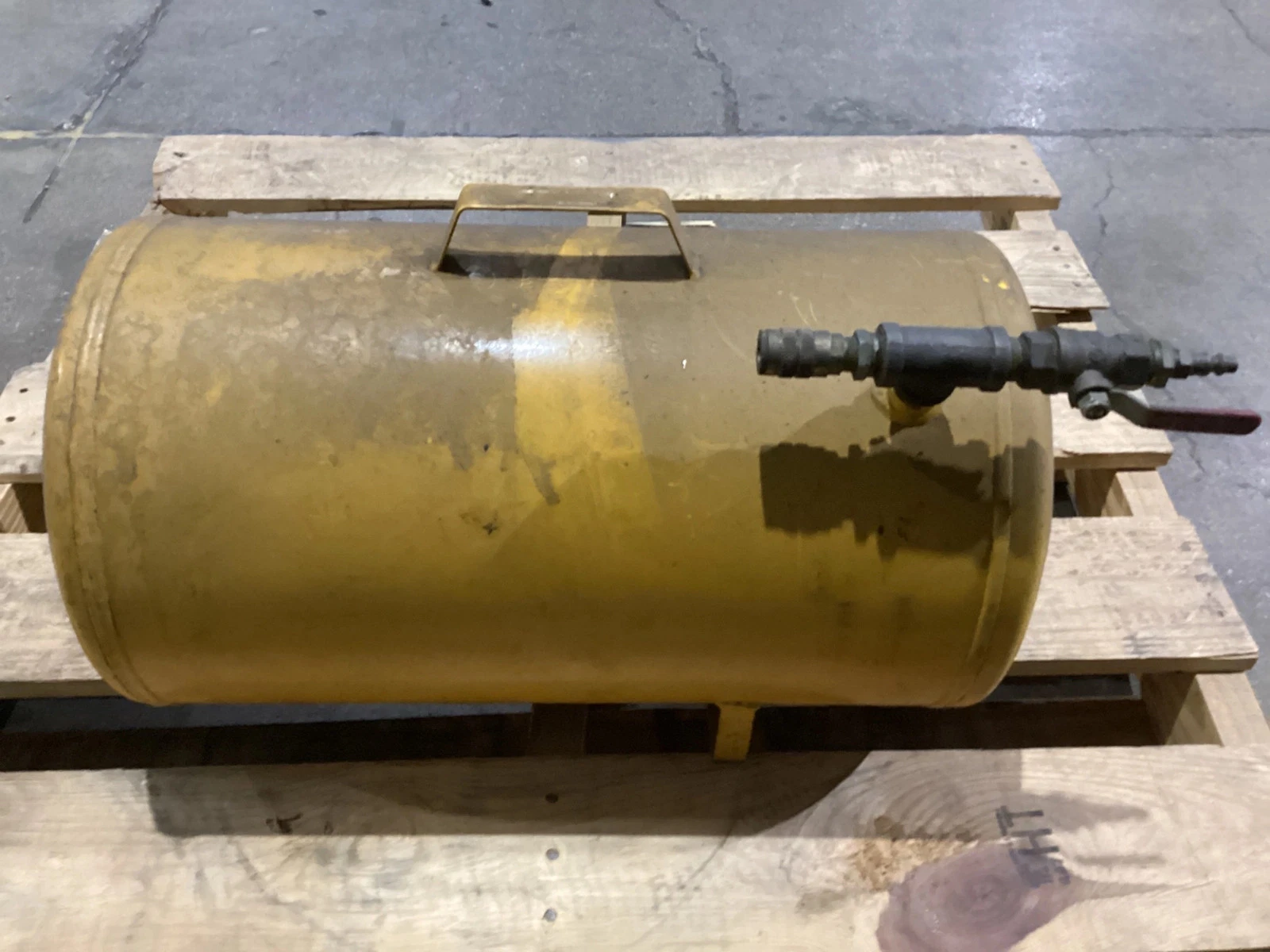 CENTRAL PNEUMATIC 69717 11 Gallon Portable Air Tank USED - Image 5