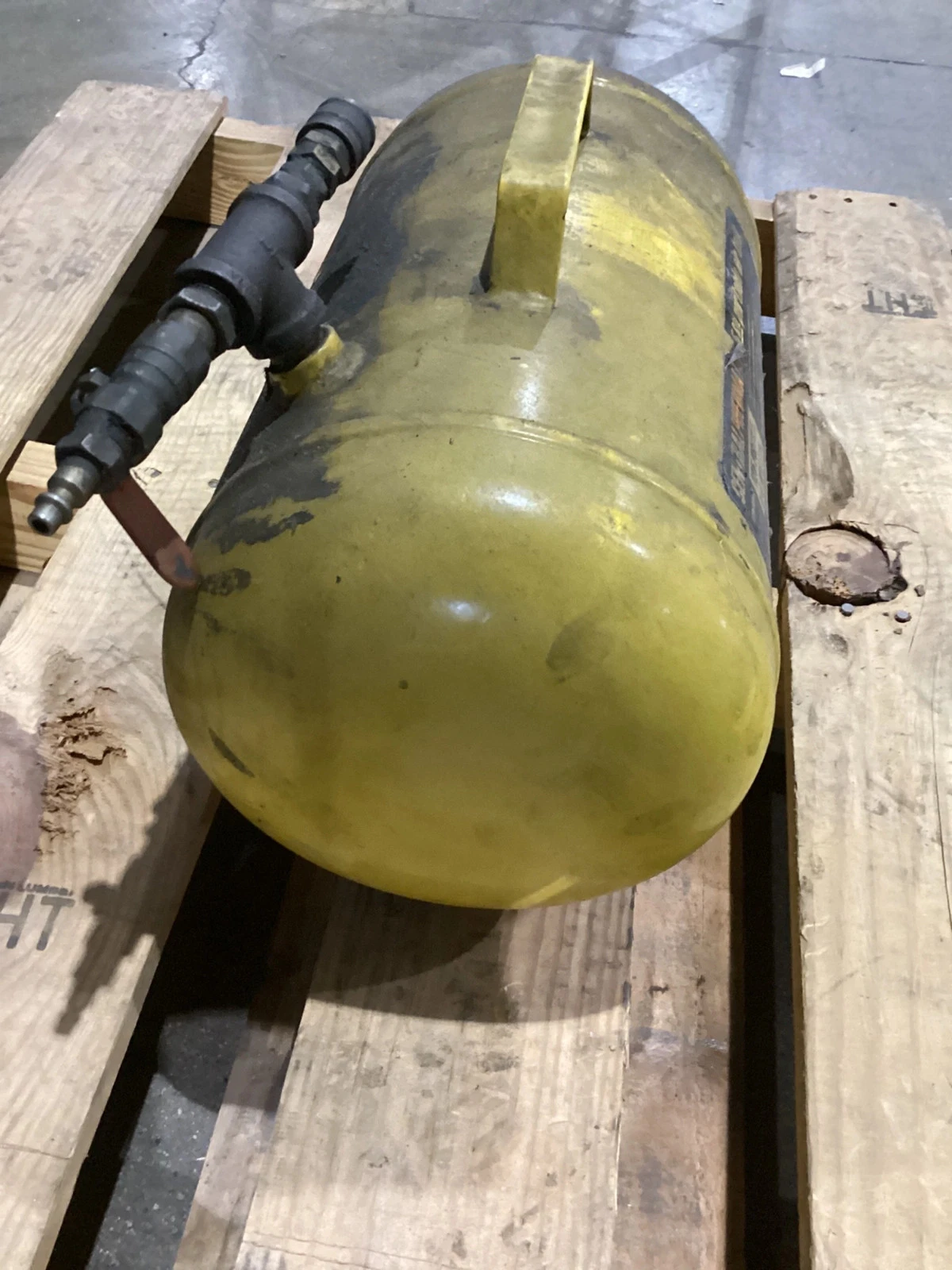 CENTRAL PNEUMATIC 65594 5 Gallon Portable Air Tank USED - Image 3
