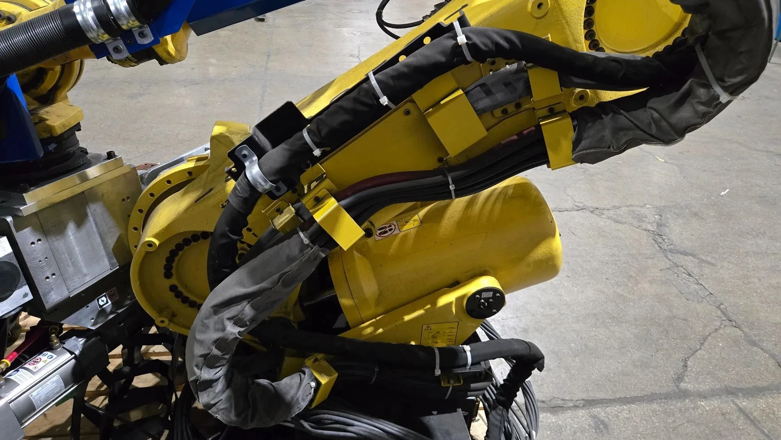 FANUC R-2000iB/210F Complete with R-30iA Controller & WTC WT6000 MFDC Inverter USED - Image 7