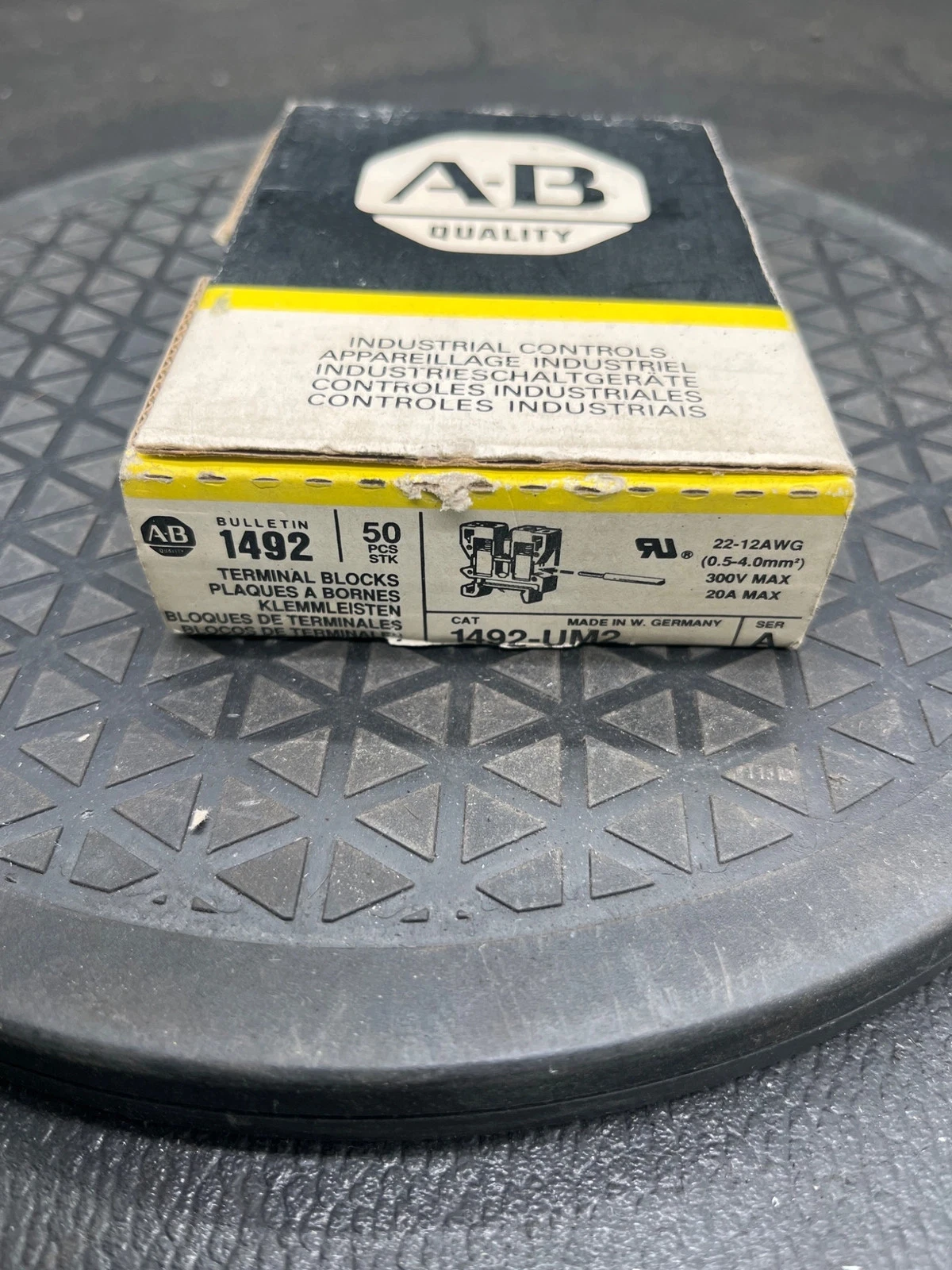 ALLEN-BRADLEY 1492-UM2 A Terminal Blocks (Box of 50) NEW - Image 2