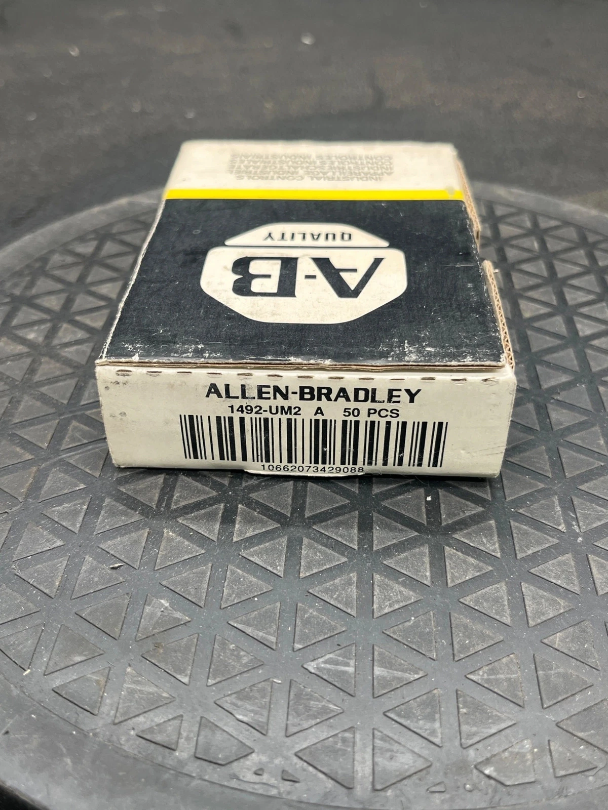 ALLEN-BRADLEY 1492-UM2 A Terminal Blocks (Box of 50) NEW - Image 4