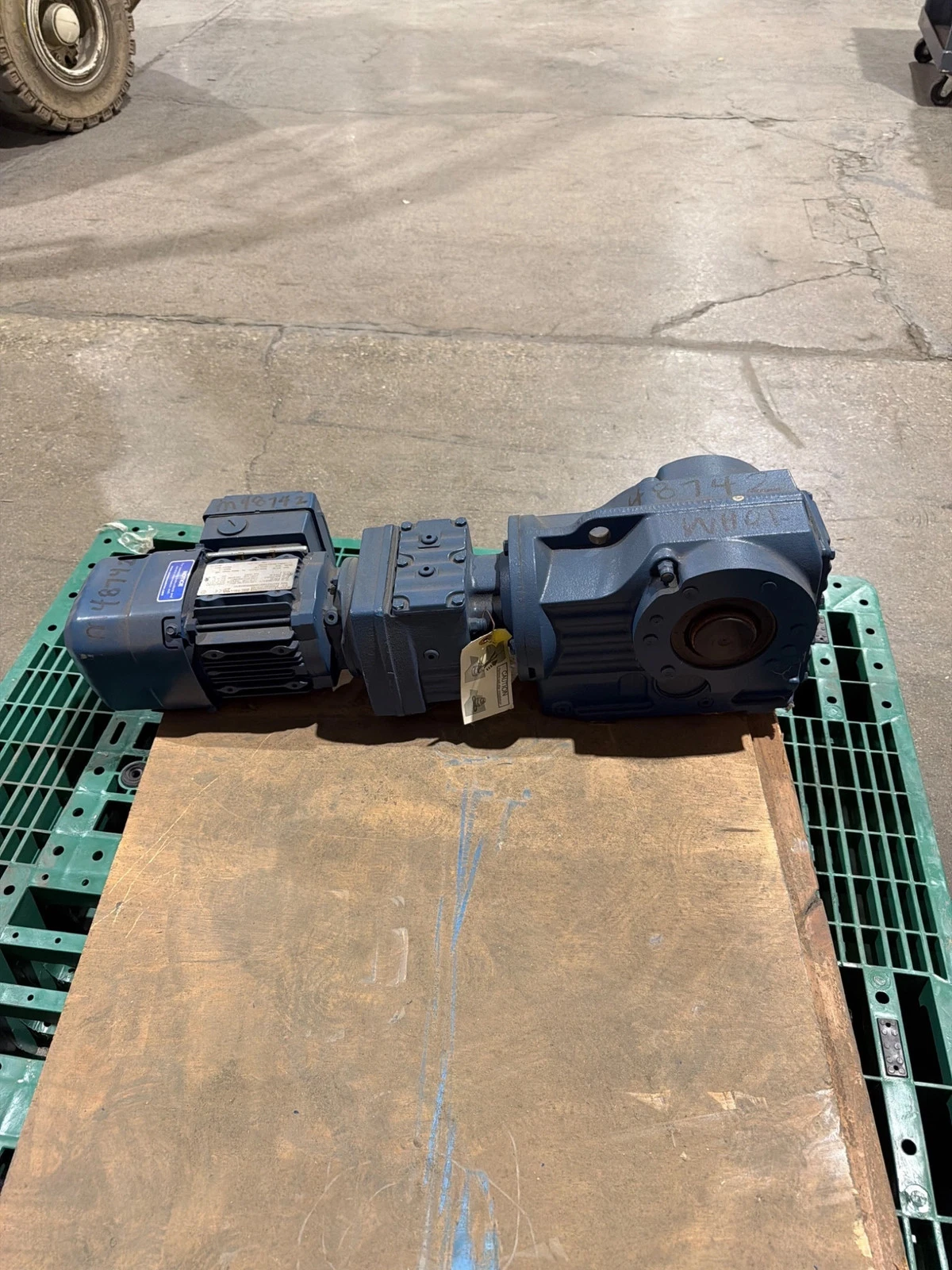 SEW-EURODRIVE KA57R37 DRS71S4 Gearmotor USED - Image 4