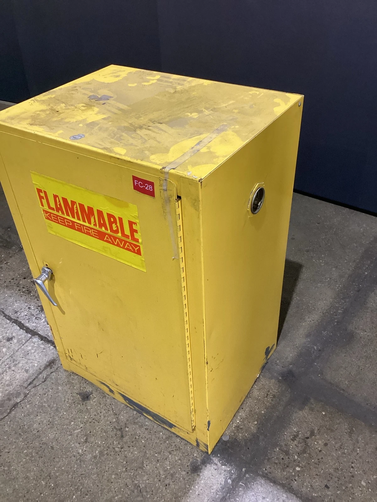 Flammable Liquid Safety Cabinet 12 Gallon Single Door USED - Image 2