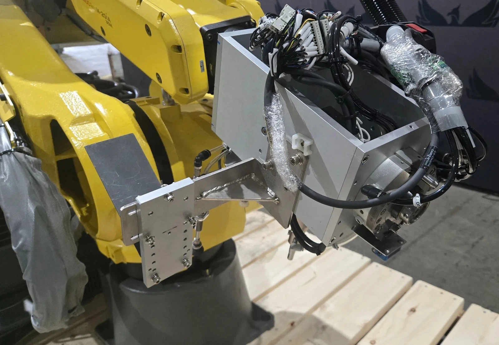 FANUC M-20iA/35M Complete with R-30iB Plus Controller USED - Image 4