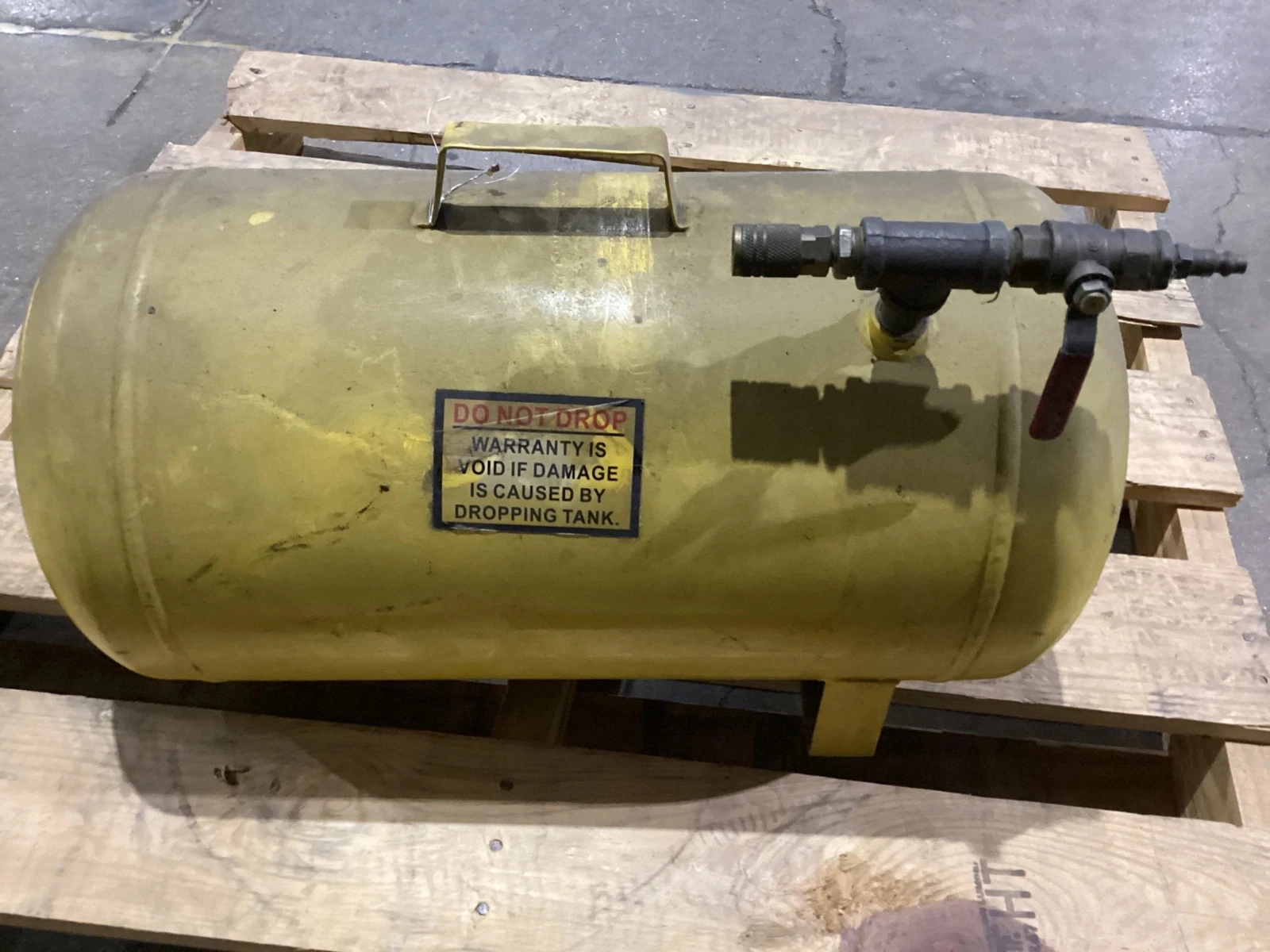 CENTRAL PNEUMATIC 65595 11 Gallon Portable Air Tank USED - Image 4