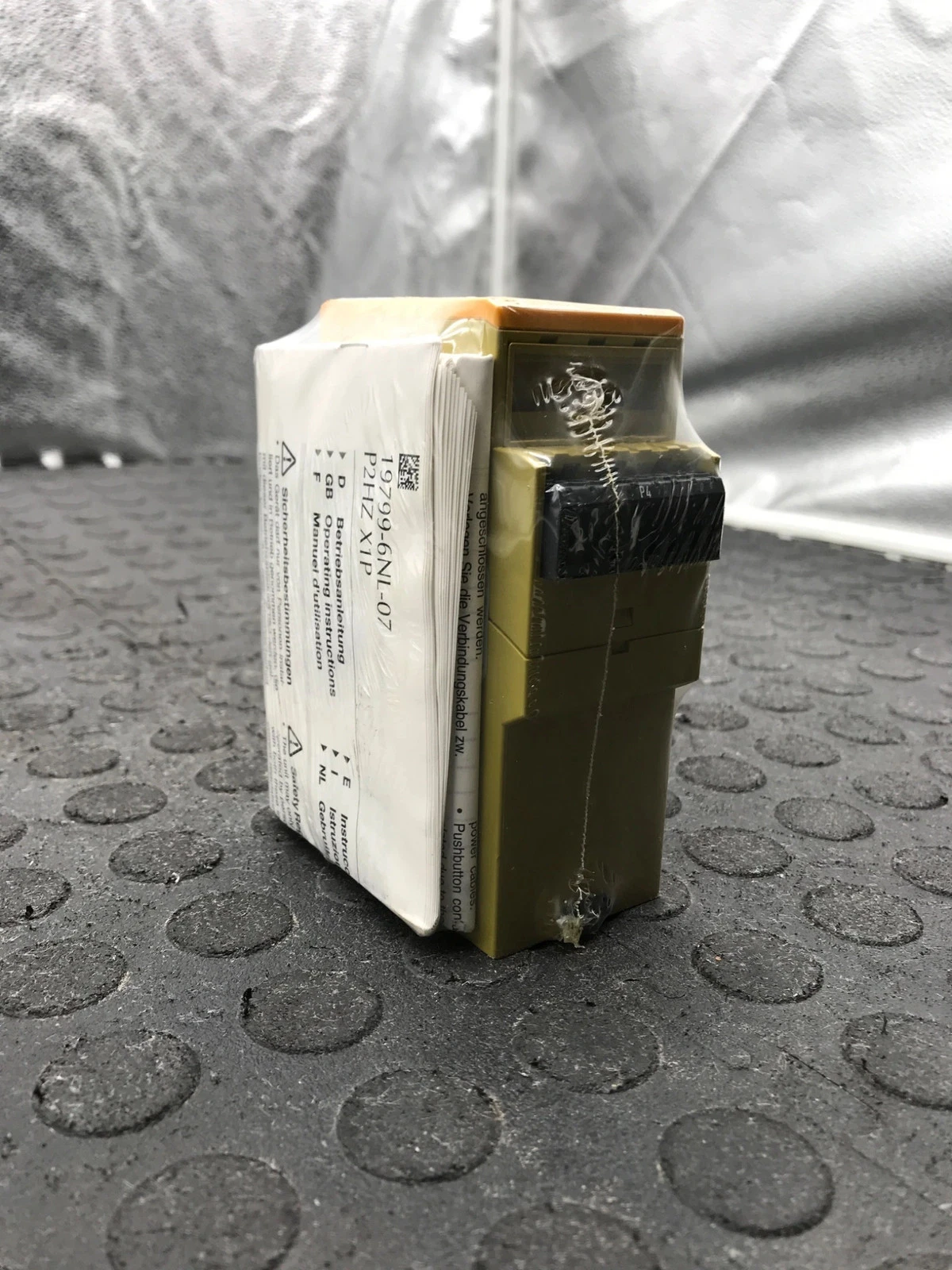 PILZ P2HZ X1P 24VDC Safety Relay 3NO 1NC NEW - Image 3