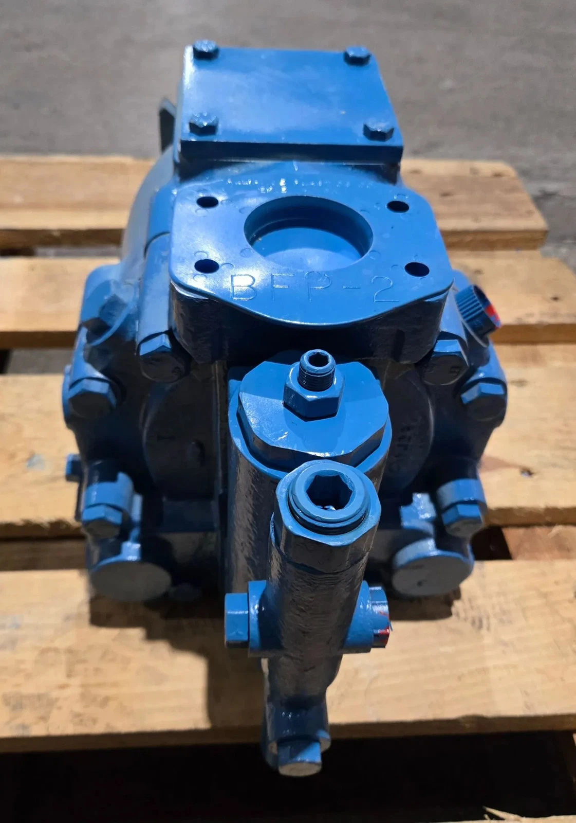 VICKERS PVE35QR1-22C21V17-21 Hydraulic Vane Pump USED - Image 3
