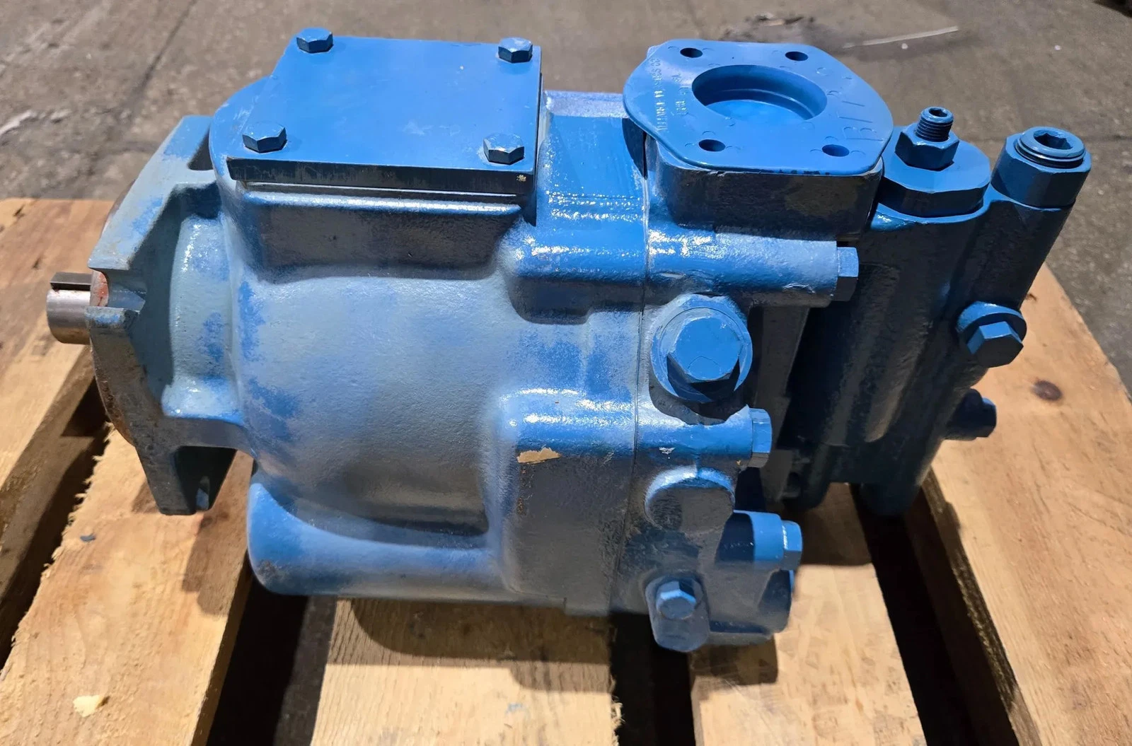 VICKERS PVE35QR1-22C21V17-21 Hydraulic Vane Pump USED - Image 4