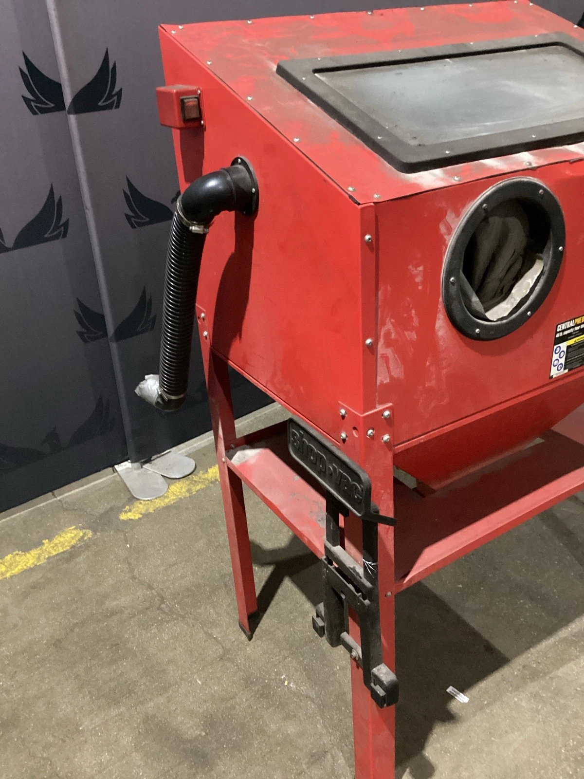 Central Pneumatic 68893 40 lb. Floor Blast Cabinet 125 PSI USED - Image 3