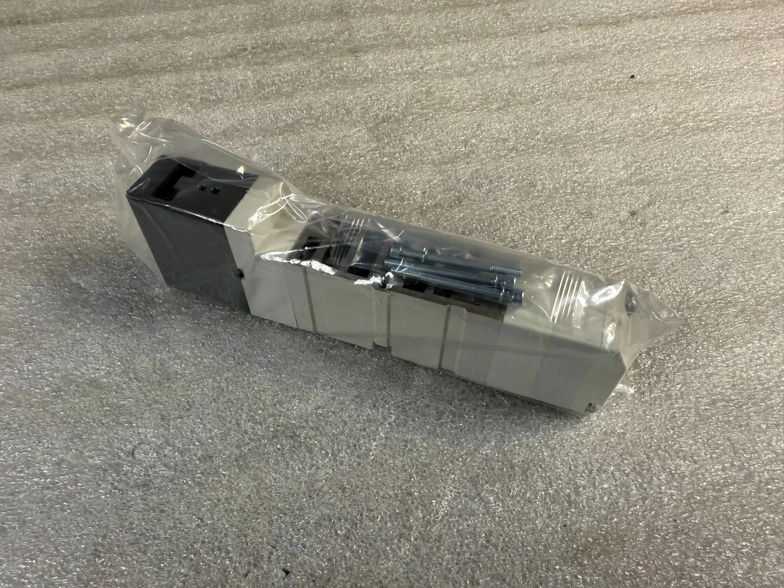SMC VQC4401-51 5-Port 2-Position Pneumatic Solenoid Valve NEW - Image 4