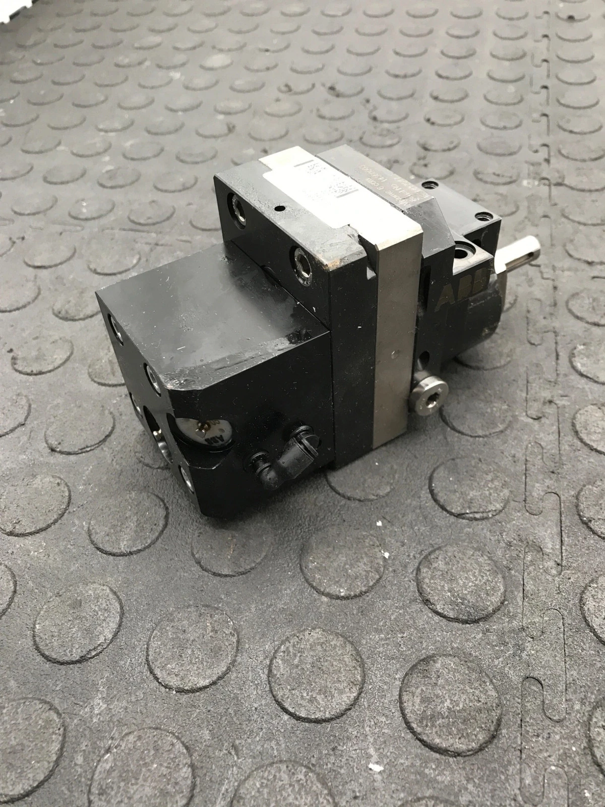 ABB 3HNA015202-001 Gear Pump USED - Image 5