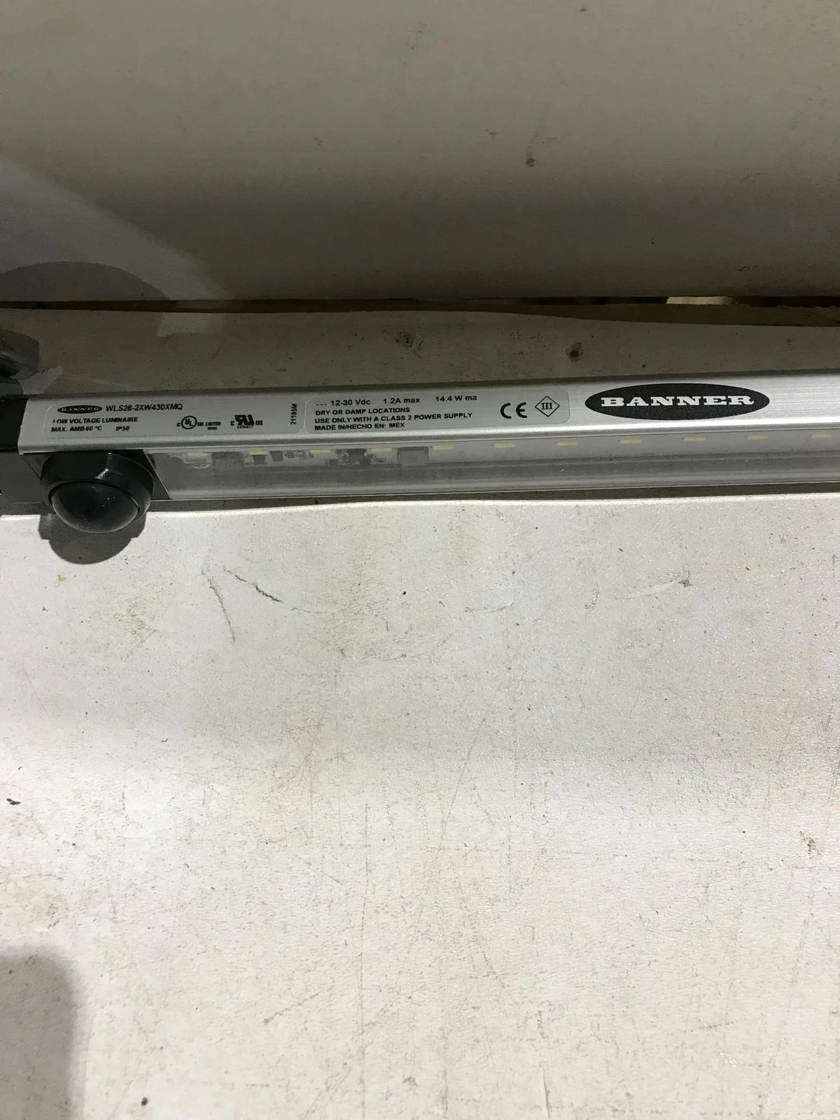 BANNER WLS28-2XW430XMQ LED Strip Light USED - Image 3