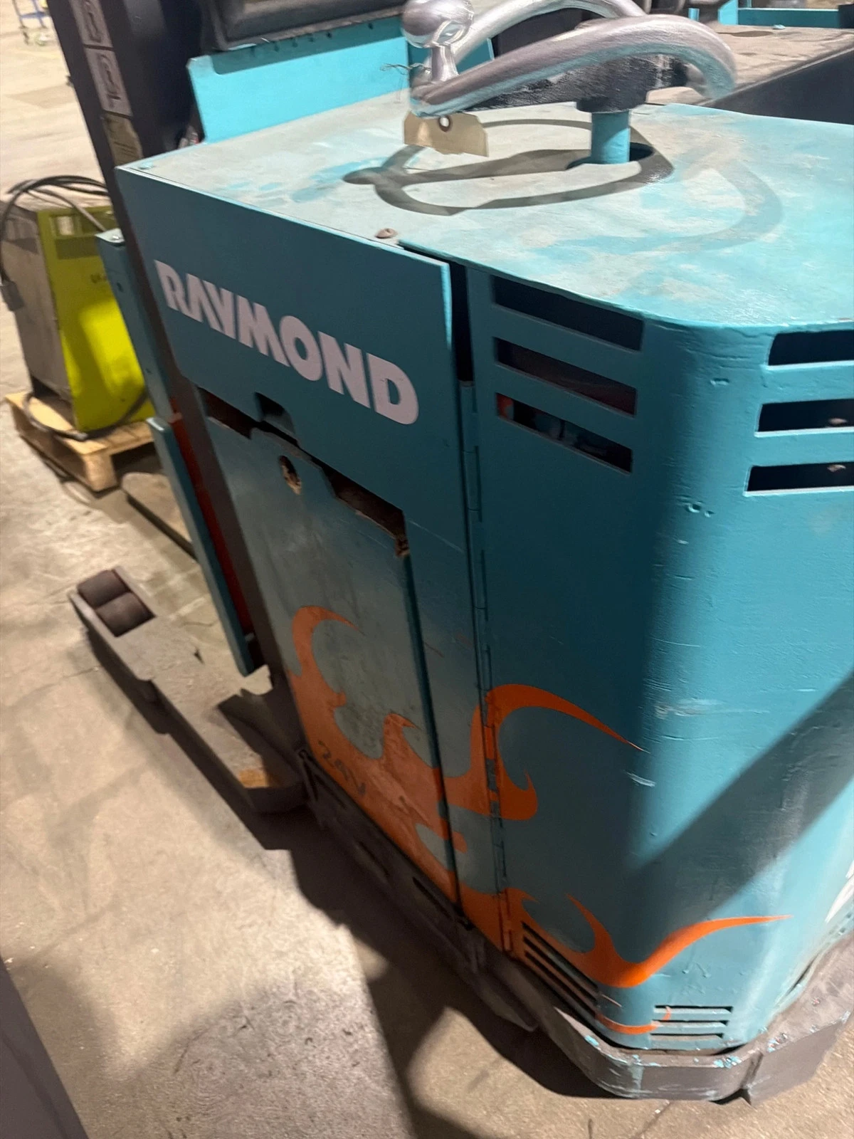 RAYMOND 20IR40TT 4000 LB Reach Truck with TS24/100 Charger USED - Drive Wheel Damage - Image 6