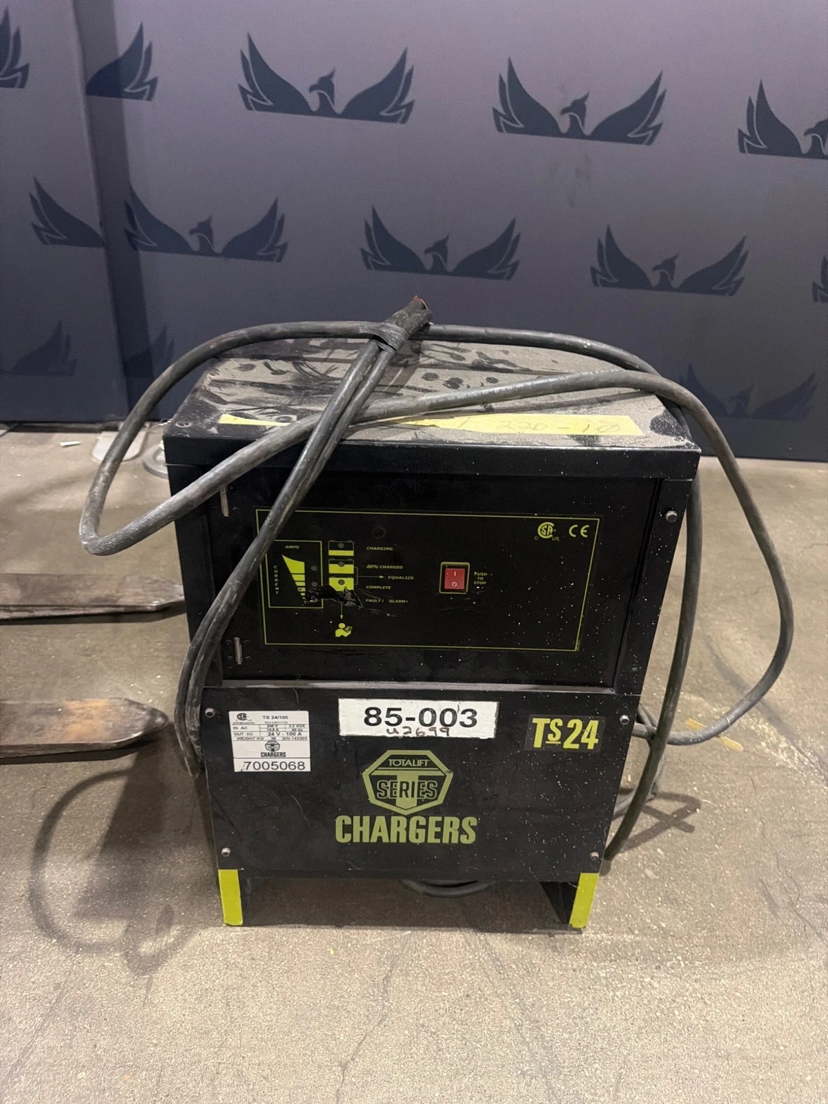 RAYMOND 20IR40TT 4000 LB Reach Truck with TS24/100 Charger USED - Drive Wheel Damage - Image 8