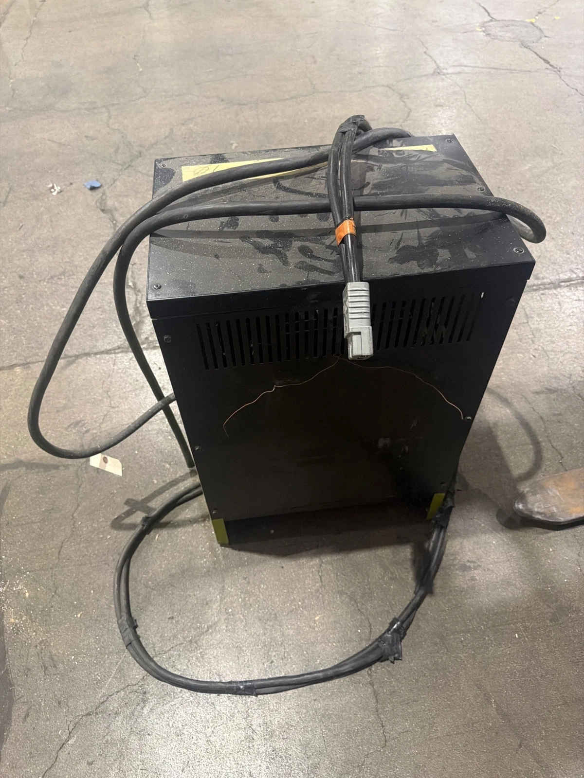 RAYMOND 20IR40TT 4000 LB Reach Truck with TS24/100 Charger USED - Drive Wheel Damage - Image 10