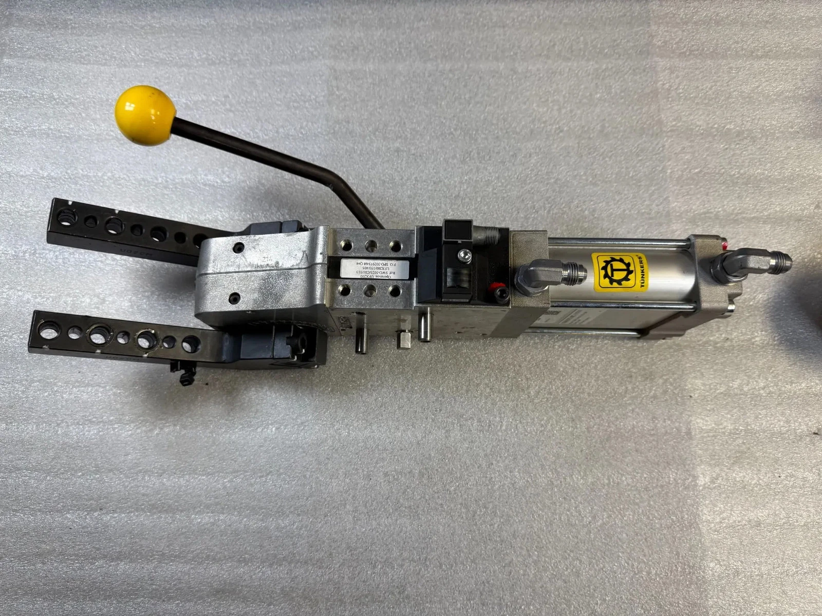 TUNKERS VU 63.1 BR2 Z A035 T12 5-120° Pneumatic Clamp USED - Image 2