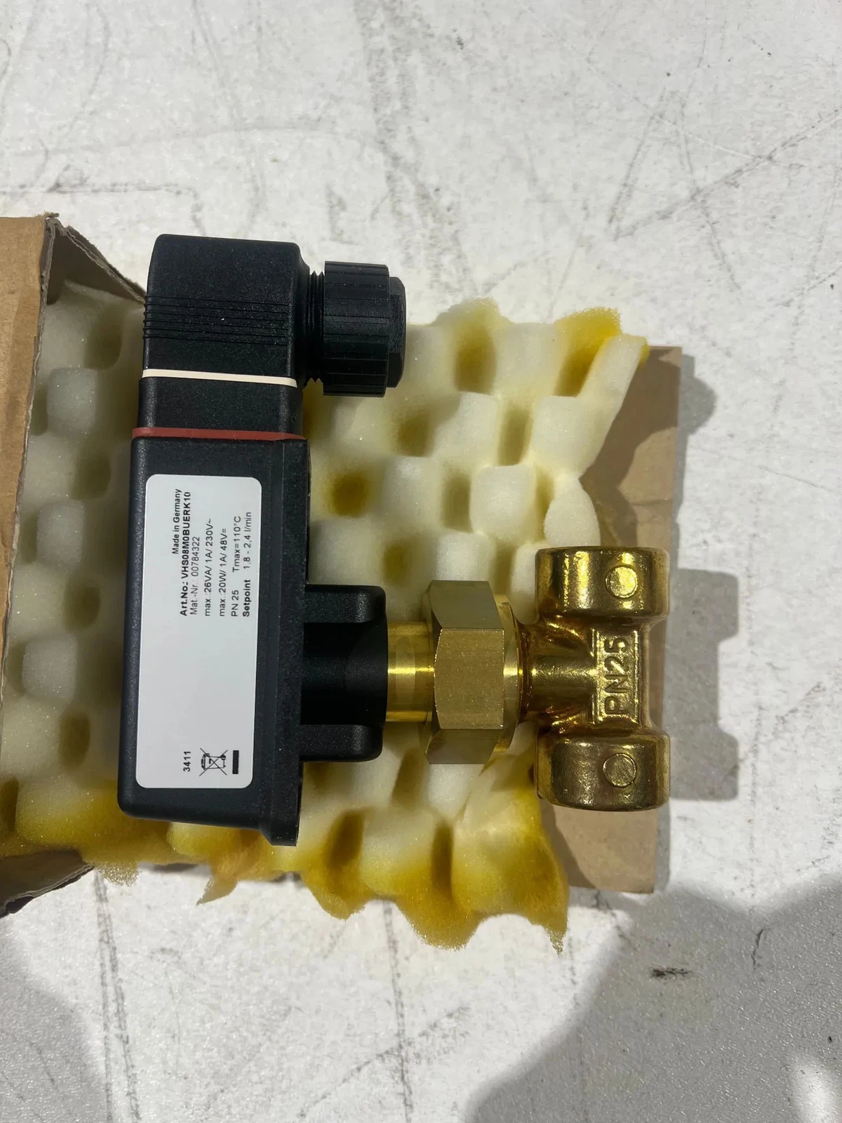 Bürkert 784322 FLOW SWITCH/VALVE NEW - Image 2