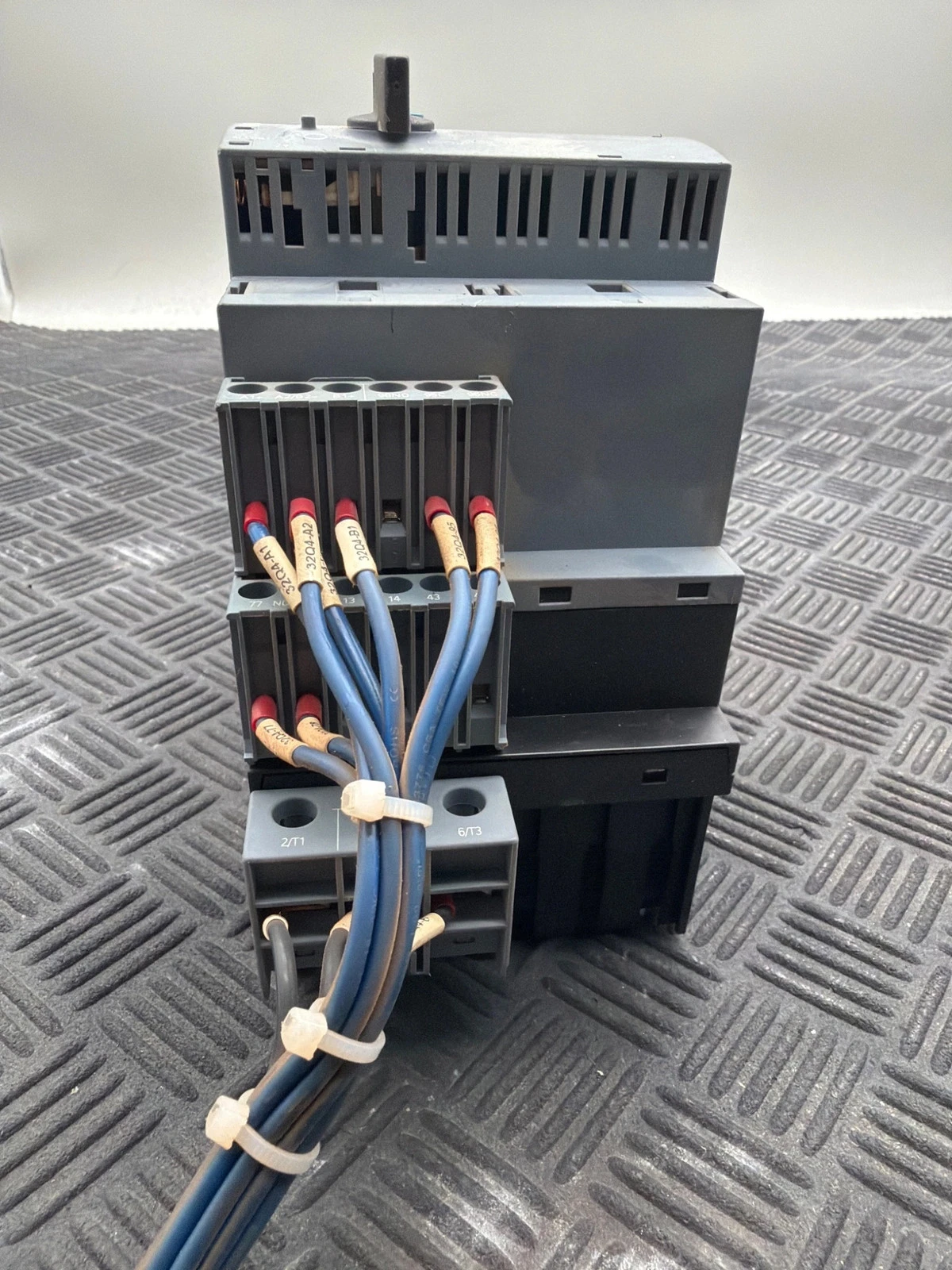 SIEMENS 3RA6250-1BB32 24V, 3-Pole Reversing Starter USED - Image 2