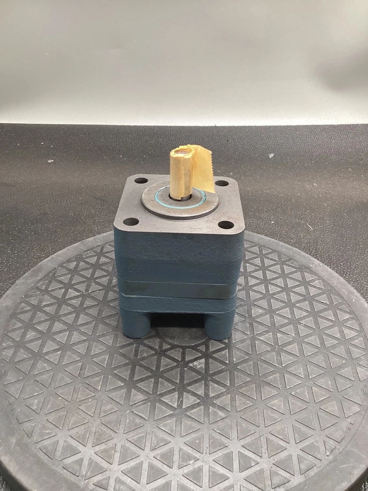 DELTA POWER D4 K2 Gear Pump 0.197 in³/rev 4-Bolt Mount Bi-Directional USED - Image 3